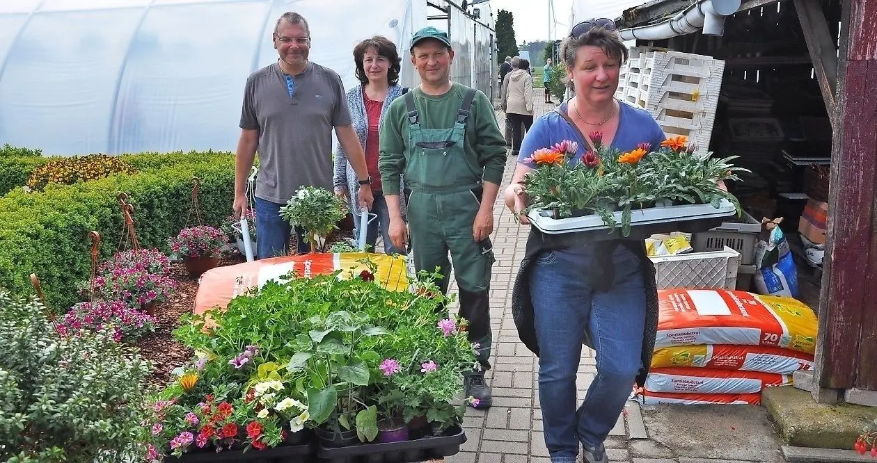 23. Kreisgärtnertag mit Rekordbesuchen in einigen der elf teilnehmenden Gärtnereien, hier in Rehfeld in der Gärtnerei Golda - Silvia und Ulli Fritzsche aus Falkenberg (links mit Schubkarre) sind Stammkunden bei Stephan Golda (2.v.r.).