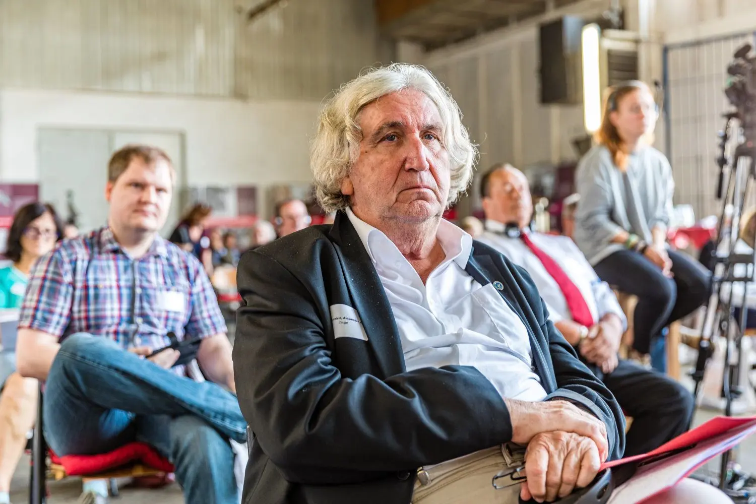 Alexander W. Bauersfeld (72) ist als politischer Strafgefangener in Cottbus zur Arbeit für das Sprelawerk  Spremberg gezwungen worden. Er sagt: „Ich bin kein Opfer.“ Denn er hatte sich nach dem Mauerbau und der Niederschlagung des Prager Frühlings 1968 bewusst gegen die DDR entschieden. Weil er sich für die Friedensbewegung unter dem Motto „Schwerter zu Pflugscharen“ engagiert hat, wurde er verhaftet. In seiner Stasi-Akte ist vermerkt, dass er „im Spannungsfall zur Liquidation freigegeben“ war.