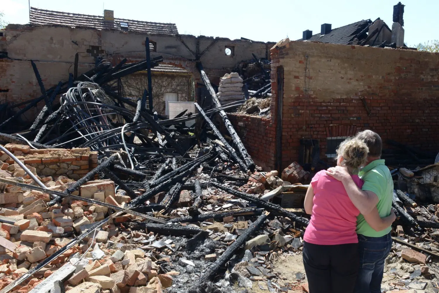 Ein Schicksal, das zusammenschweißt: Sylvia und Ronny Friedrich stehen in der schweren Zeit einander bei. Erste Abrissarbeiten an der Brandruine auf ihrem Kroppener Grundstück sollen im August starten.