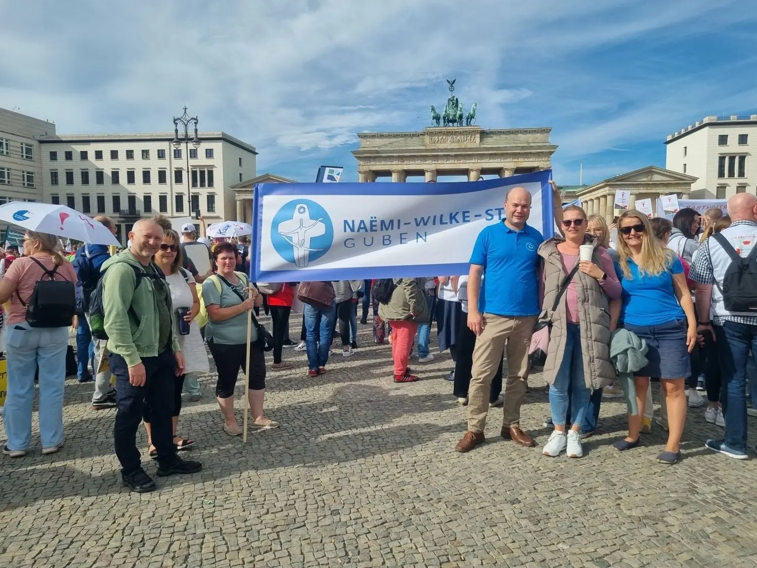 Mitarbeiter des Naemi-Wilke-Stifts in Guben um Verwaltungsdirektor Andreas Mogwitz (3. v. r.) bei der Protestaktion am Brandenburger Tor.