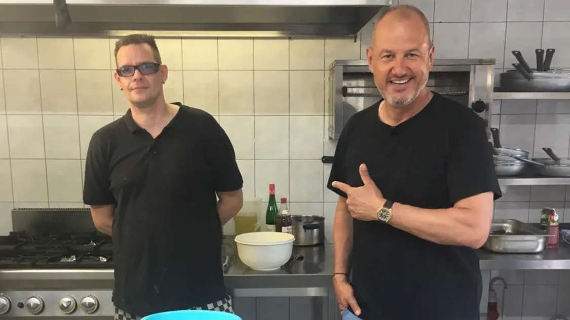 40 Testesser und Frank Rosin (r.) stellten das Team in der Kutzeburger Mühle auf die Probe.