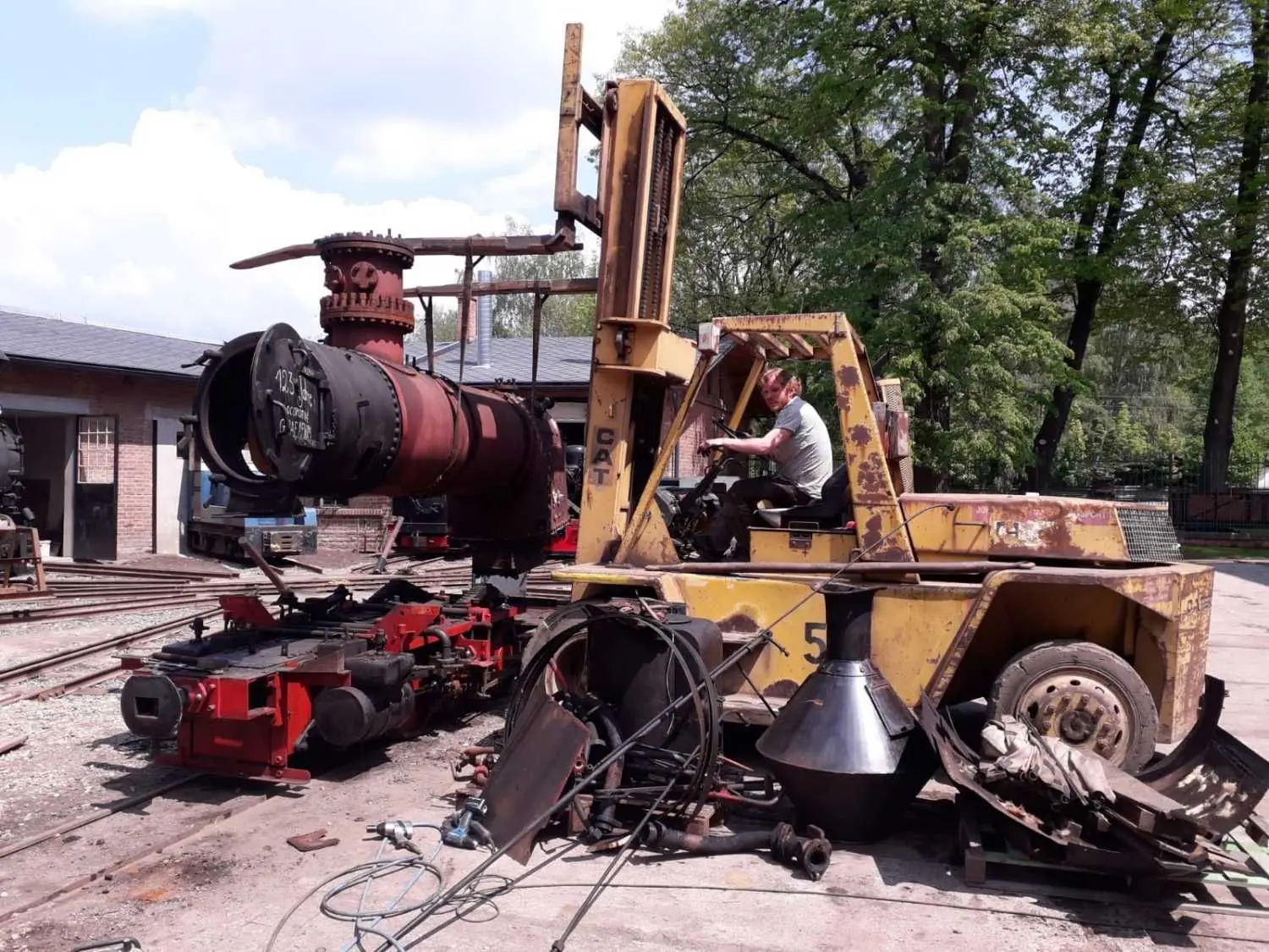 Im Werk Zamberk wird die Dampfllolk im Mai 2019 auseinandergenommen. Der Kessel wird vom Rahmen gehoben. Am Lenkrad sitzt Michal Bednár.