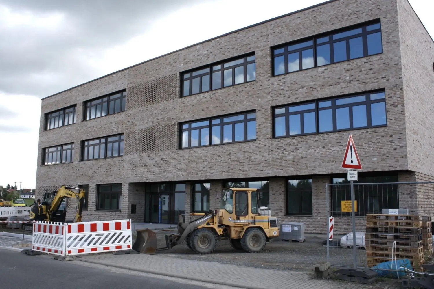 Am neuen Schulgebäude in Döbern bestimmen immer noch Baufahrzeuge und Absperrungen das Bild.
