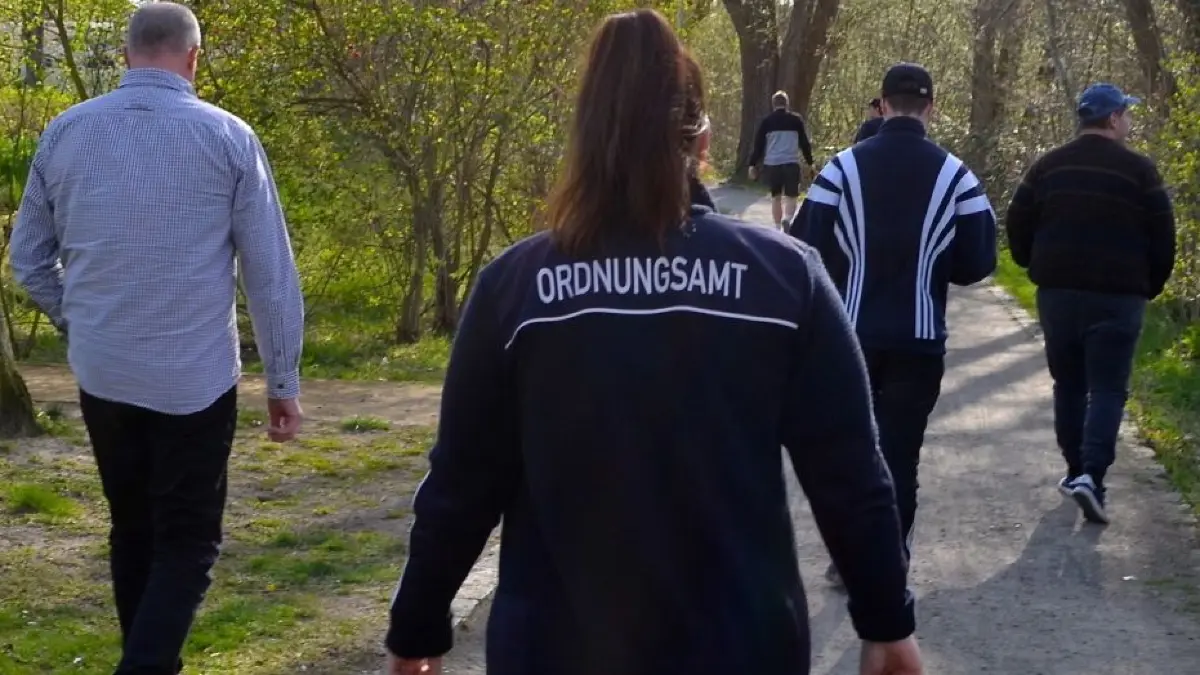 Corona-Streife: Die jungen Männer verlassen ohne zu Murren den Standort am Wasser hinter der Spreewaldschule. Victoria Handschick und Jens Kruspe vom Lübbener Ordnungsamt gehen noch ein Stück hinterher.
Die jungen Männer verlassen ohne zu Murren den Standort am Wasser hinter der Spreewaldschule. Victoria Handschick und Jens Kruspe gehen noch ein Stück hinterher.