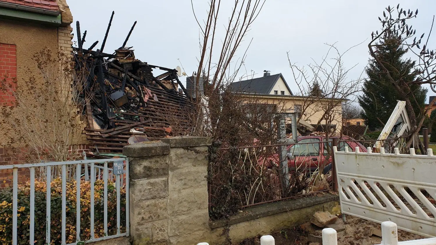 Der Schauplatz des Unglücks an der Schacksdorfer Straße in Finsterwalde 24 Stunden nach dem Großeinsatz der Feuerwehr und vieler weiterer Helfer: Das Grundstück ist mit einem Bauzaun abgesperrt, das Haus ist völlig zerstört.