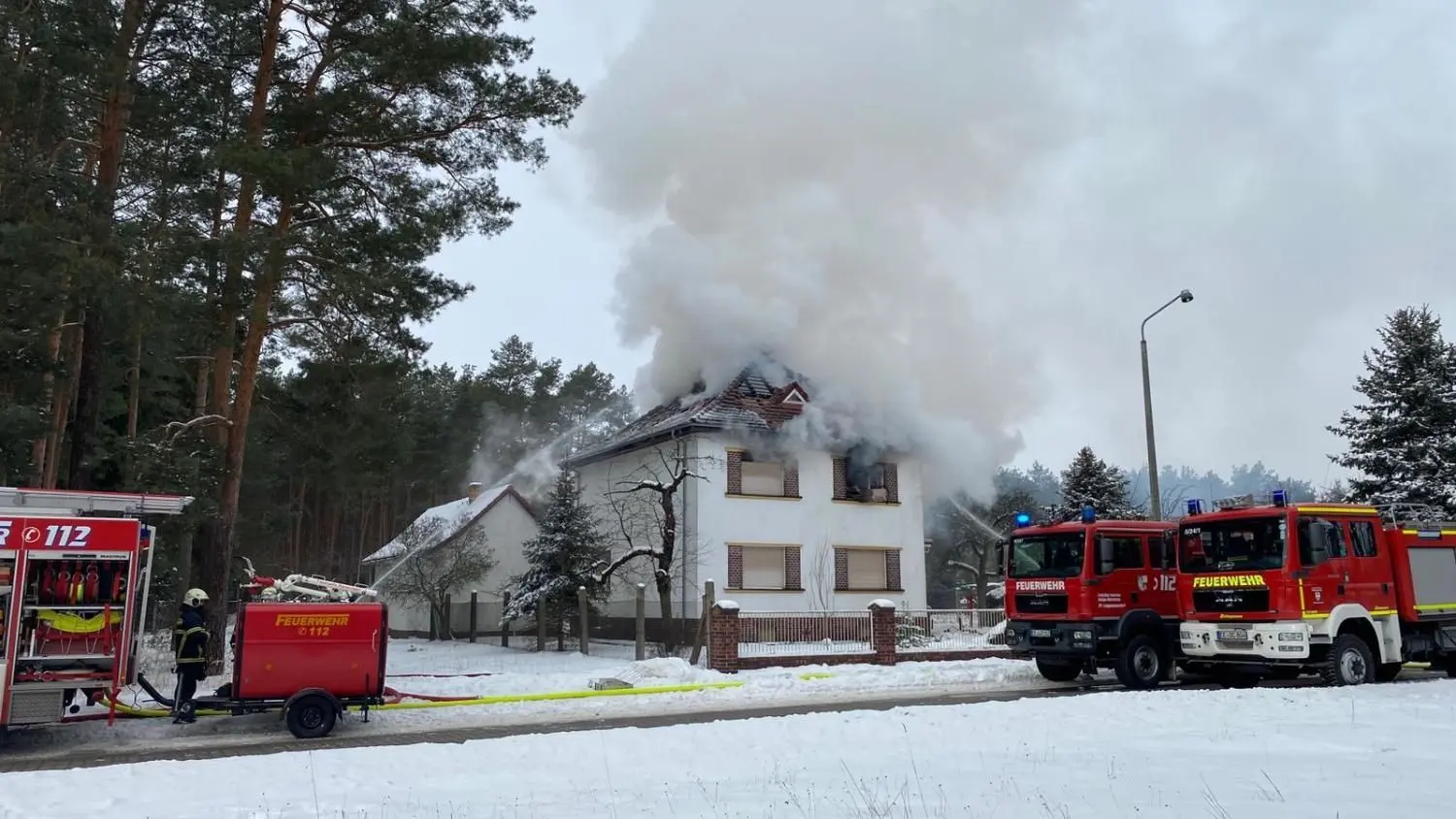 Die Feuerwehr muss den Brand in einem Einfamilienhaus im Landkreis Elbe-Elster bekämpfen.