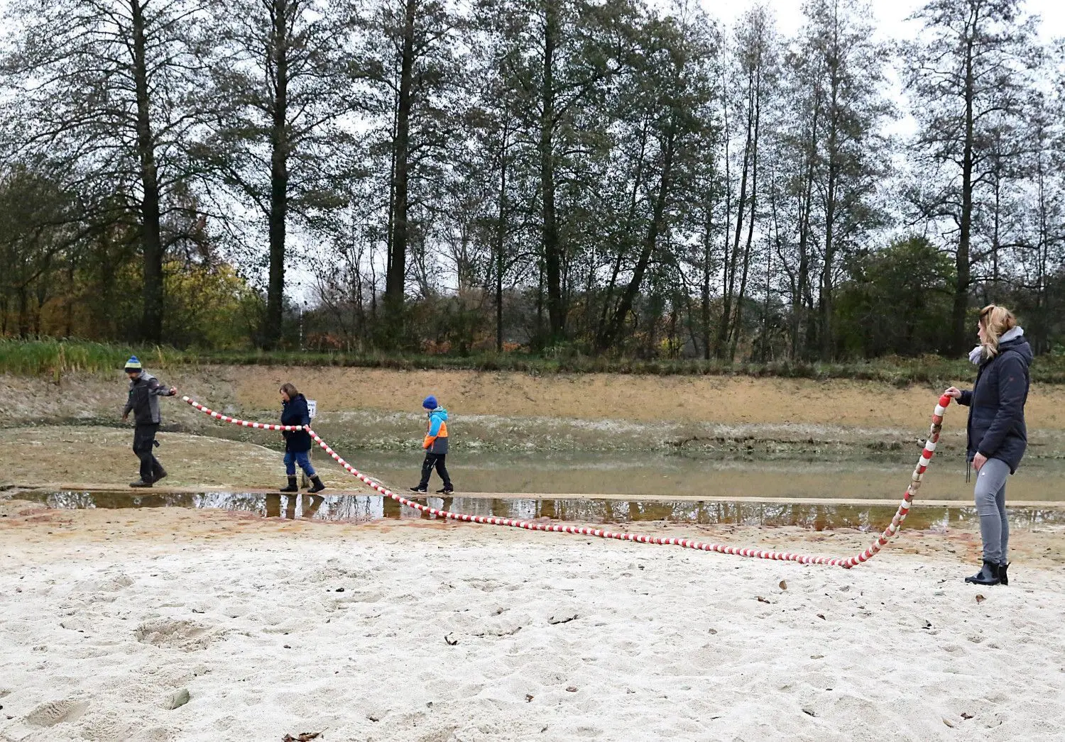 Alles bereit für den Winter im Gehrener Schwimmbad. Zuletzt holten Steffen Klauck, Kerstin Richter sowie Oskar und Nicole Jäde (v.l.) die Kette ein, die im Sommer den Nichtschwimmerteil vom Schwimmerbecken trennte.