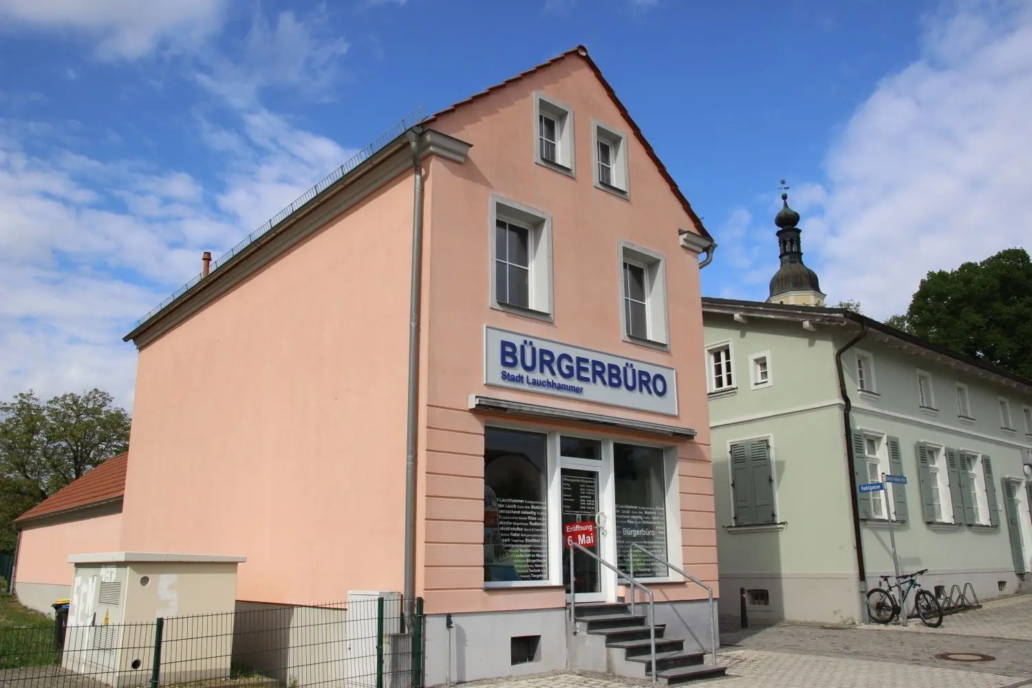 Das Bürgerbüro der Stadt Lauchhammer befindet sich in der Wilhelm-Pieck-Straße 2, dem westlichen Ausläufer des Marktes. Der Busbahnhof befindet sich direkt vor der Tür.
