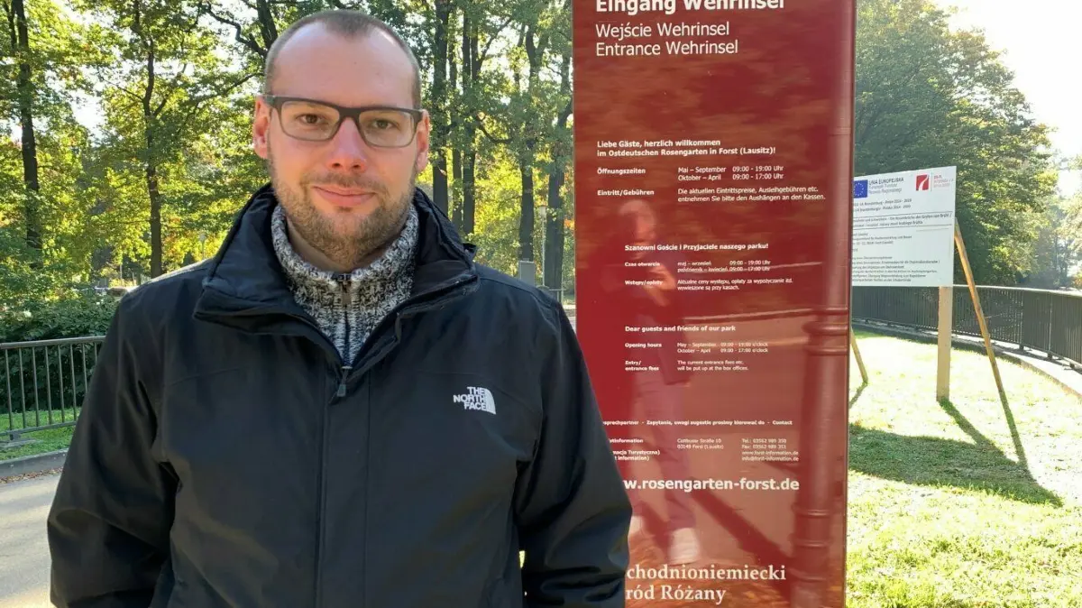 Ex-Bürgermeister Philipp Wesemann ist zurück in seiner Heimatstadt Forst. Wir haben ihn im Rosengarten getroffen.
Ex-Bürgermeister Philipp Wesemann ist zurück in seiner Heimatstadt Forst. Wir haben ihn im Rosengarten getroffen.