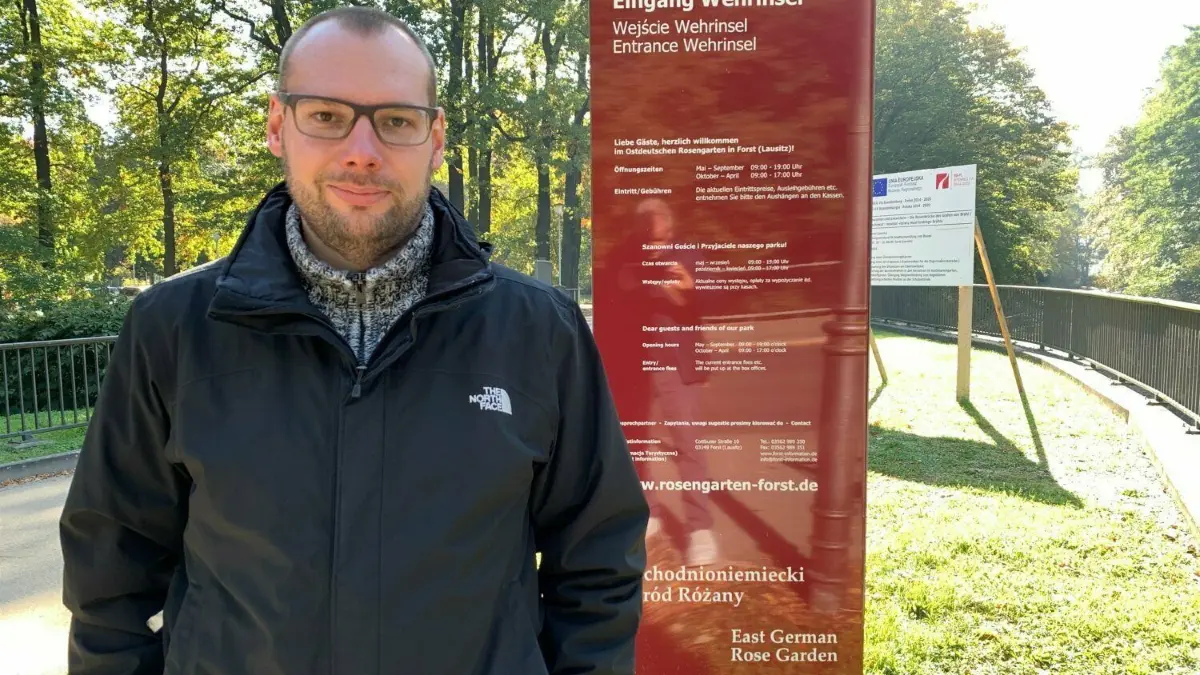 Ex-Bürgermeister Philipp Wesemann ist zurück in seiner Heimatstadt Forst. Wir haben ihn im Rosengarten getroffen.
Ex-Bürgermeister Philipp Wesemann ist zurück in seiner Heimatstadt Forst. Wir haben ihn im Rosengarten getroffen.