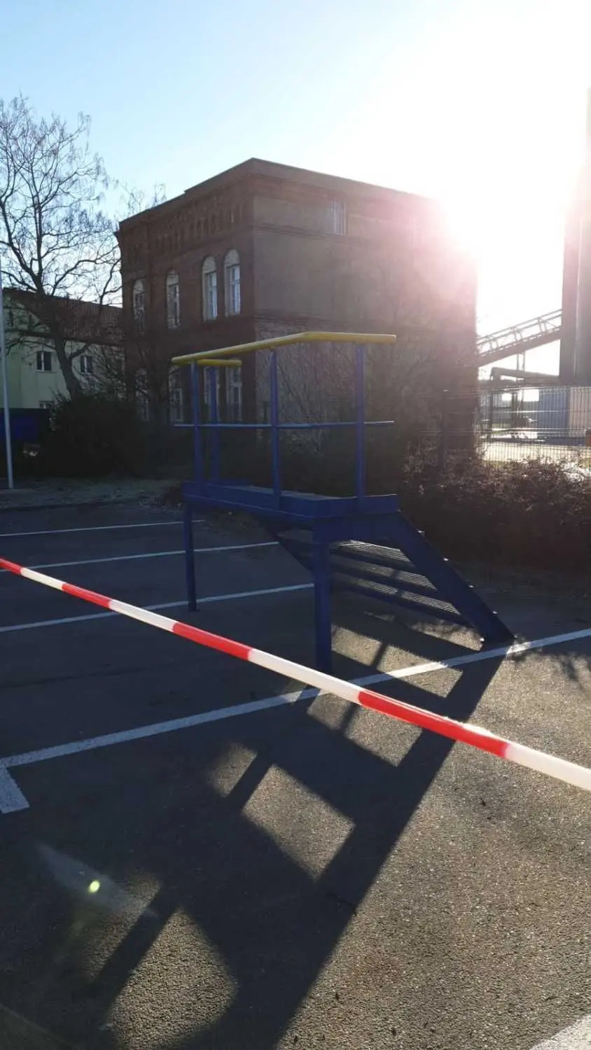Aufgenommen am Freitag, kurz nach sechs Uhr: Ruhe vor dem Sturm. Die Bühne für die Sprecher der Demonstration an der Südzucker-Fabrik in Brottewitz steht.