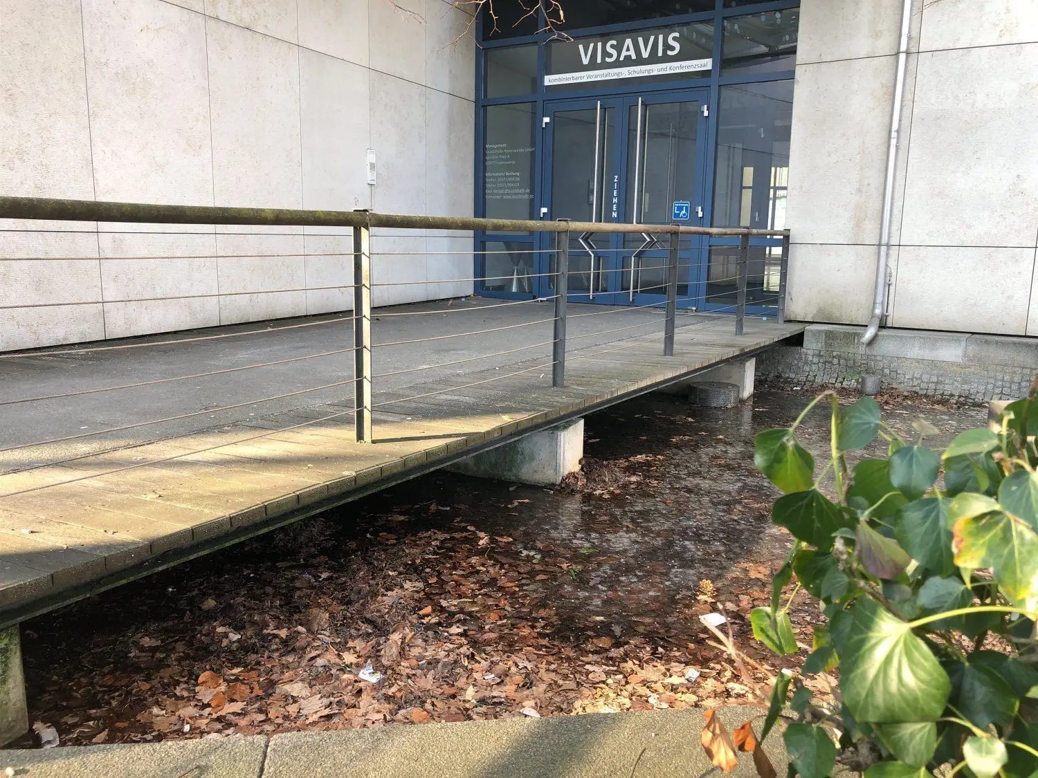 Unter der Fußgängerbrücke hat sich der Dieb vor der Polizei versteckt - erfolglos. Die Beamten sahen in der Dunkelheit seine Augen leuchten und zogen ihn aus dem Wasser. Dann klickten die Handschellen.