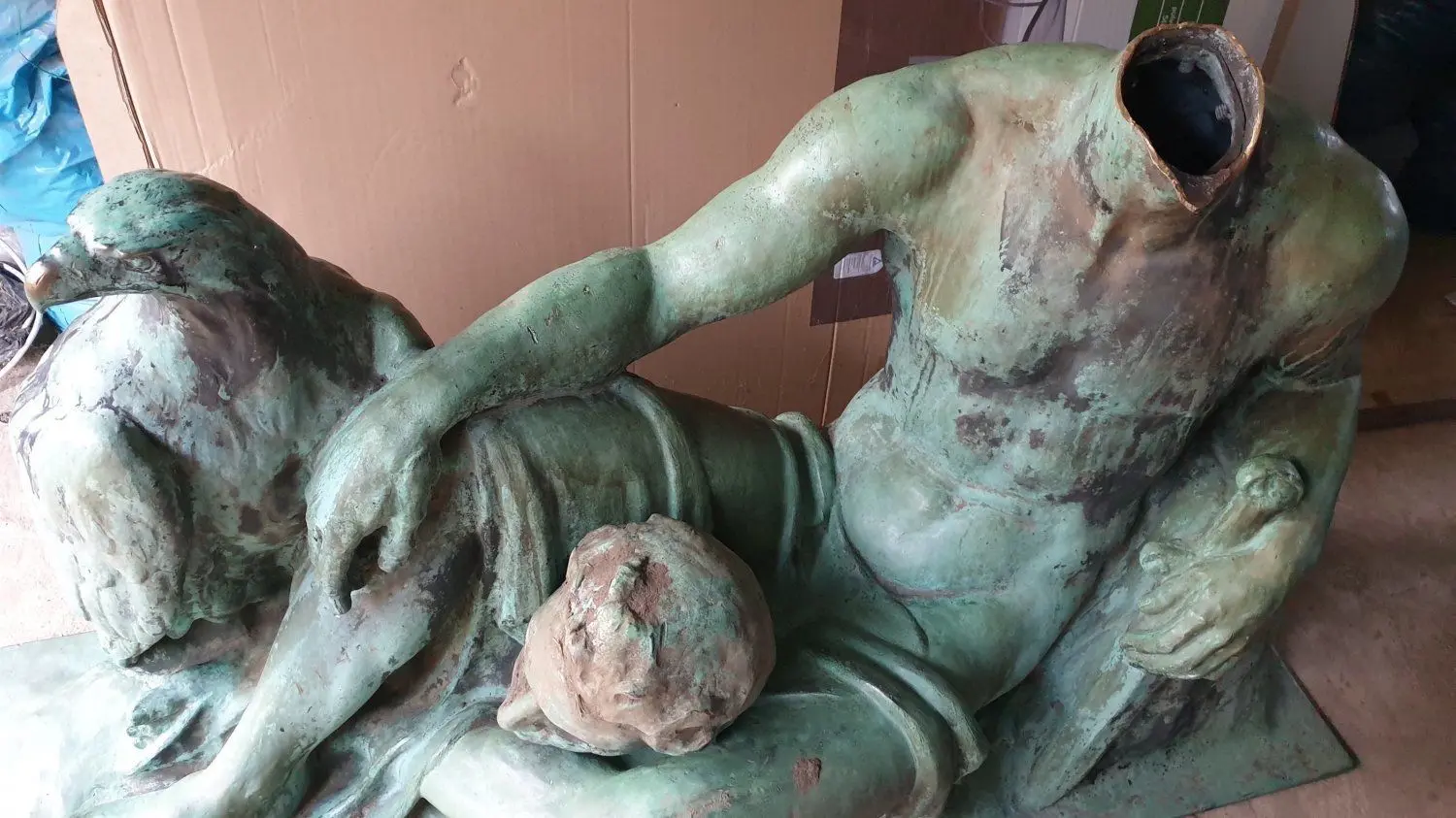 Die Stadt Peitz hat den kriegsmüden Bronze-Soldaten zurück. Die Bronzeplastik ist allerdings stark beschädigt.