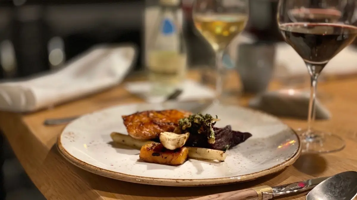 Der Roasbeef-Hauptgang im Restaurant „Speisenkammer“ in Burg wird alternativ mit Rauchlachs serviert.
Lachs Speisekammer Burg