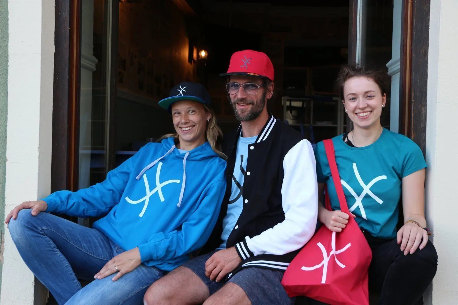 HY ist Kult! Beatrice Leyendecker (37, v.l.) aus Lauta, Robert Gbrureck (46), Eisverkäufer aus Hoyerswerda, und Studentin Jasmin Mietzsch (21), ebenfalls aus Hoyerswerda, sind bereits Fans des HY-Logos.