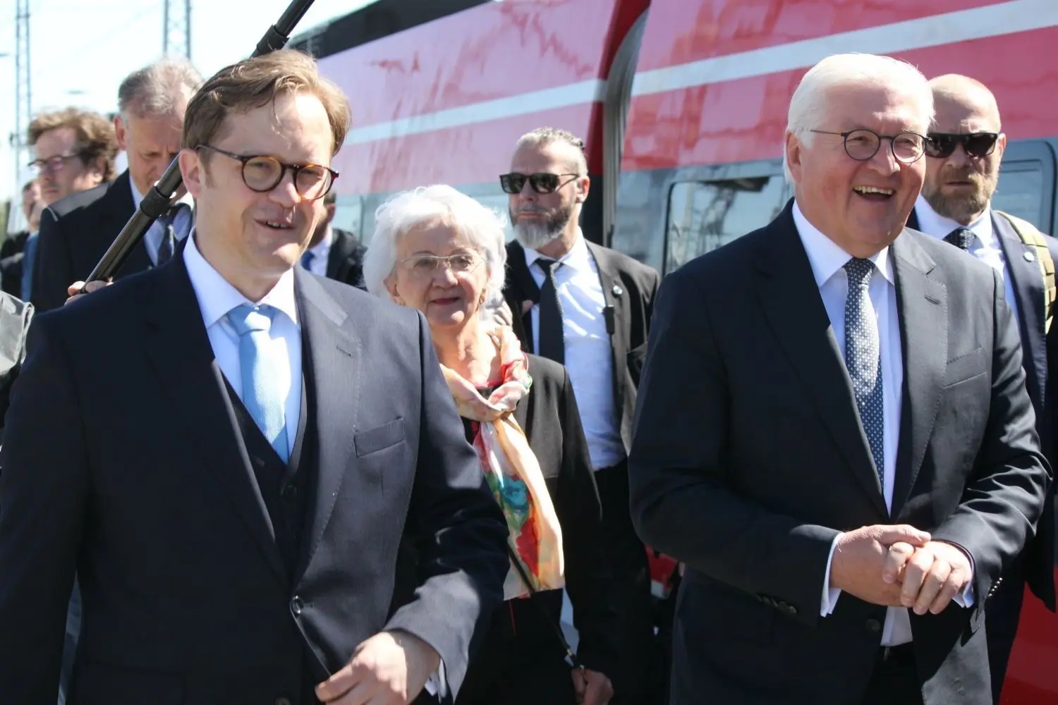 Bürgermeister Andreas Pfeiffer (l.) und Beigeordnete Teresa Stein, hier beim Empfang des Bundespräsidenten in Senftenberg, weisen den Vorwurf der Korruption scharf zurück.