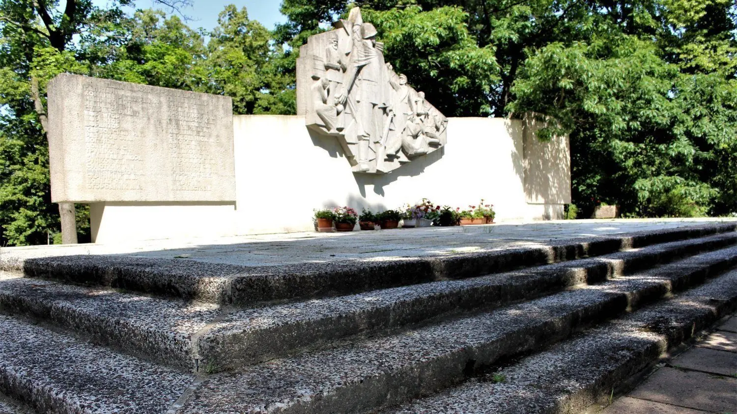 Mitte September ist die Kriegsgräberfürsorge am sowjetischen Ehrenmal in Weißwasser zugange.