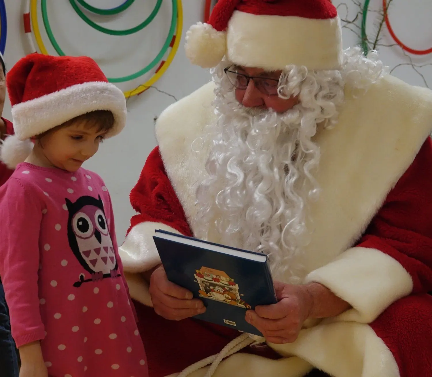 Der Weihnachtsmann kann aus dem schlauen Buch zitieren.