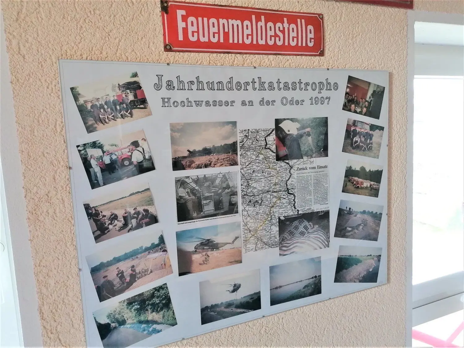 Zu den großen Einsätzen in der Geschichte der Feuerwehr Plessa gehörte deren Hilfe beim Oder-Hochwasser im Jahr 1997. Im Traditionszimmer wird daran erinnert.