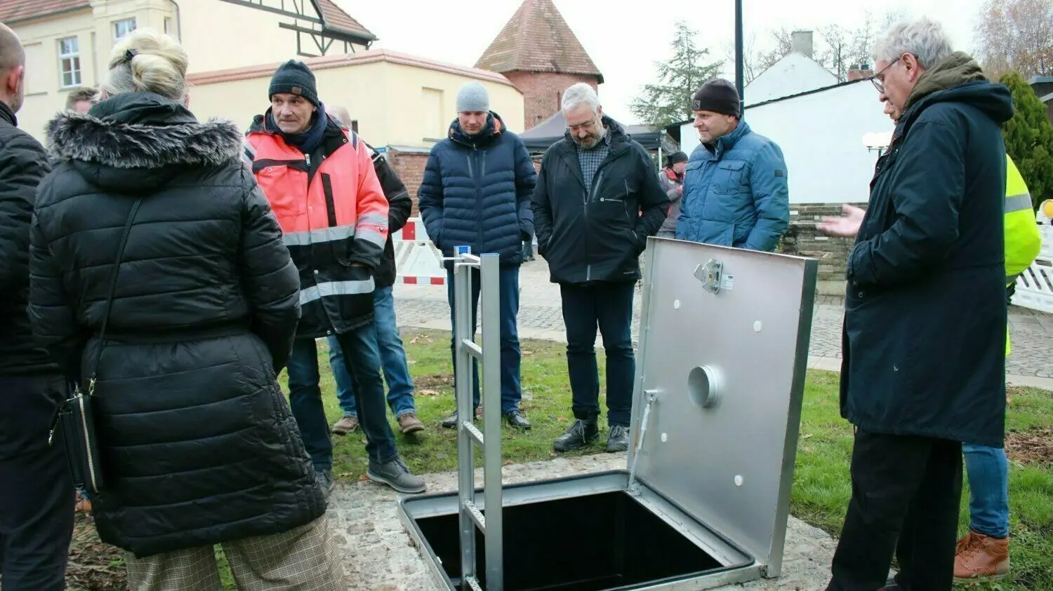 Diese Luke ist einer der Einstiege zu Lübbens Abwassersystem.