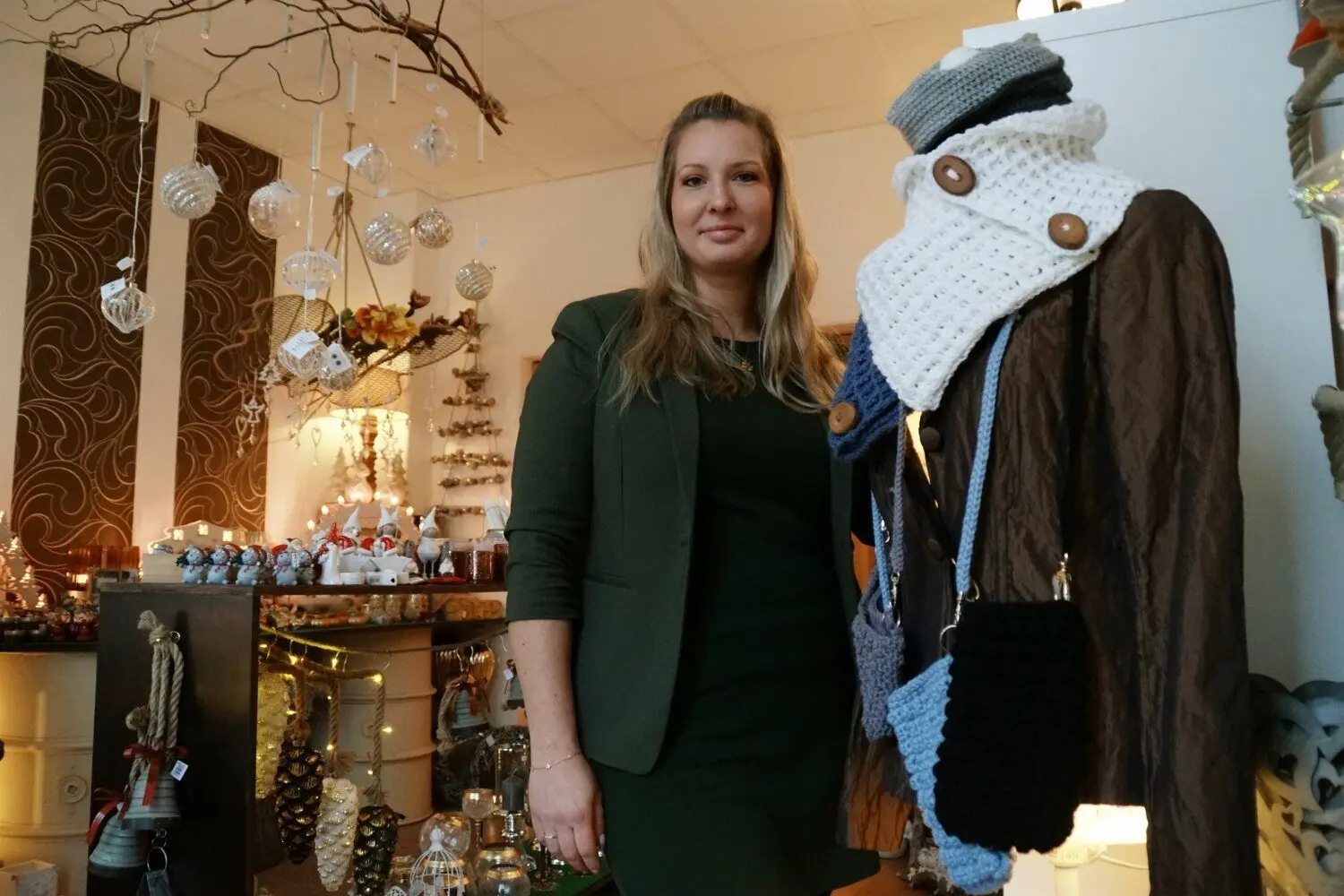 In ihrem Spremberger Geschäft verkauft Julia Schirok Handgemachtes. Kunden können sich einen Schal nach ihren Wünschen Stricken lassen, bekommen selbst gemachte Täschchen und können Geldgeschenke kreativ verpacken lassen.