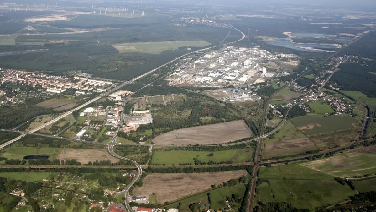 Das Misch- und Gewerbegebiet Schwarzheide (links) als künftiger Standort des Leistungszentrums Lausitz wird von der Autobahn, der B 169 und der Schipkauer Straße flankiert. Rechts hinten ist das Gelände der BASF Schwarzheide GmbH zu sehen. Foto: Steffen Rasche
Luftbild
Schwarzheide B169
Bildmitte von links Schwarzheide mit Autobahnauffahrt Ruhland, BASF Schwarzheide und rechts Schwarzheide-Ost,
am unteren Bildrand: Ruhland