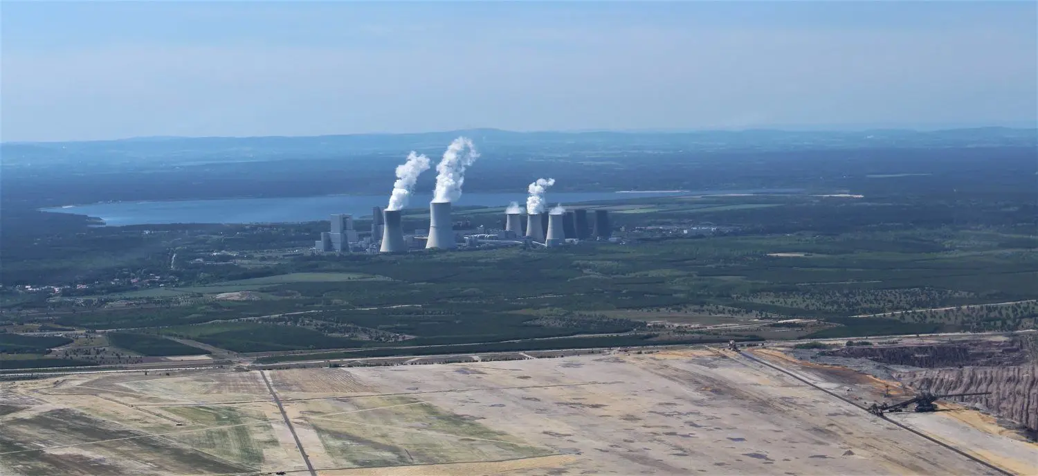 Aus der Luft ist die Verändeurng der Landschaft durch die Kohleindustrie deutlich zu sehen. Im Vordergrund die renaturierte Fläche bei Weißwasser, daneben der Tagebau Nochten. Im Hintergrund das Kraftwerk Boxberg und der Bärwalder See.