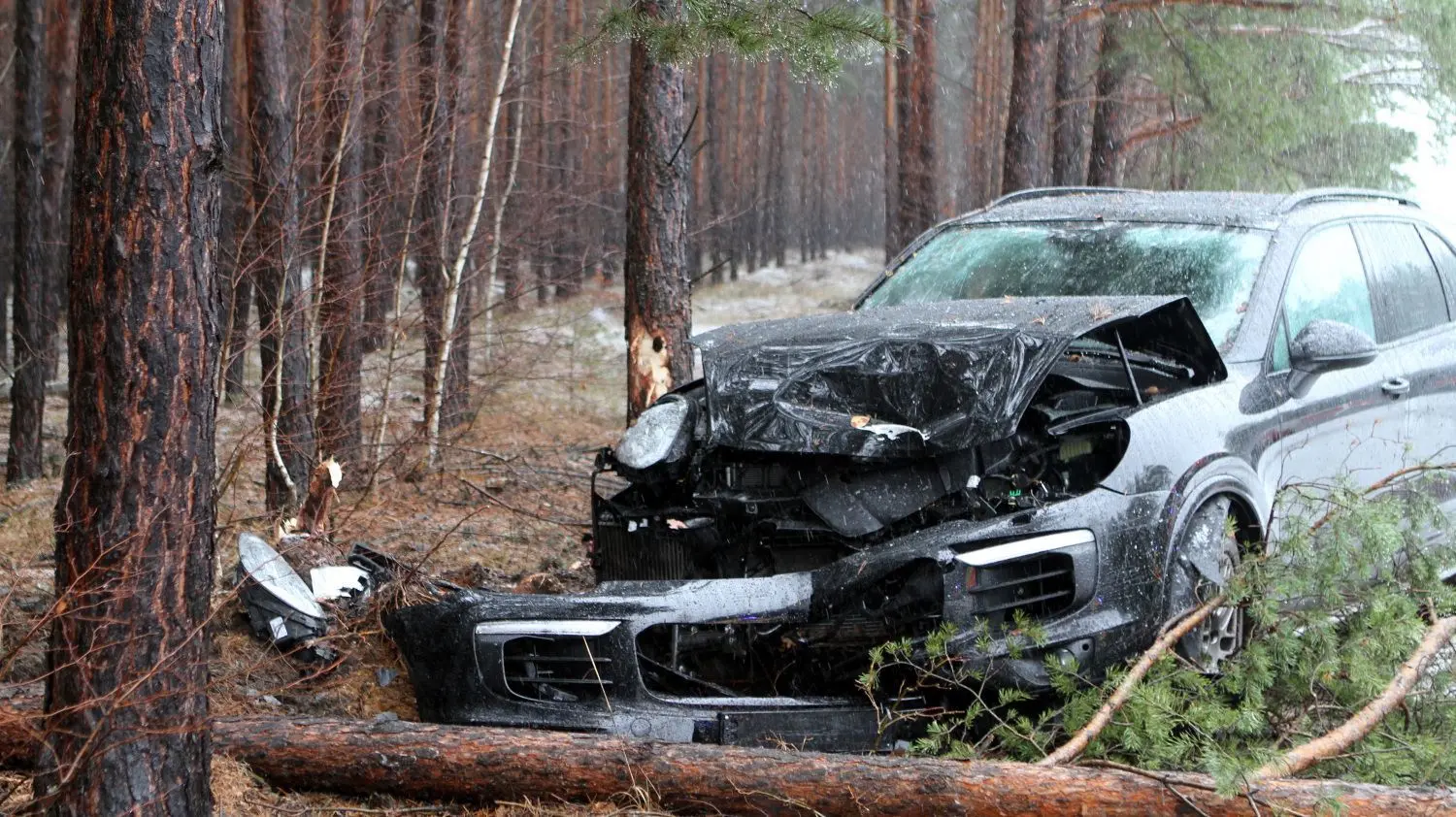 Auf der L57 zwischen Guteborn und Grünewald hat sich am Samstagmittag, 23. Januar, eine Verkehrsunfall ereignet. Eine Porsche ist dabei mit einem Baum kollidiert und im Straßengraben zum stehen gekommen.