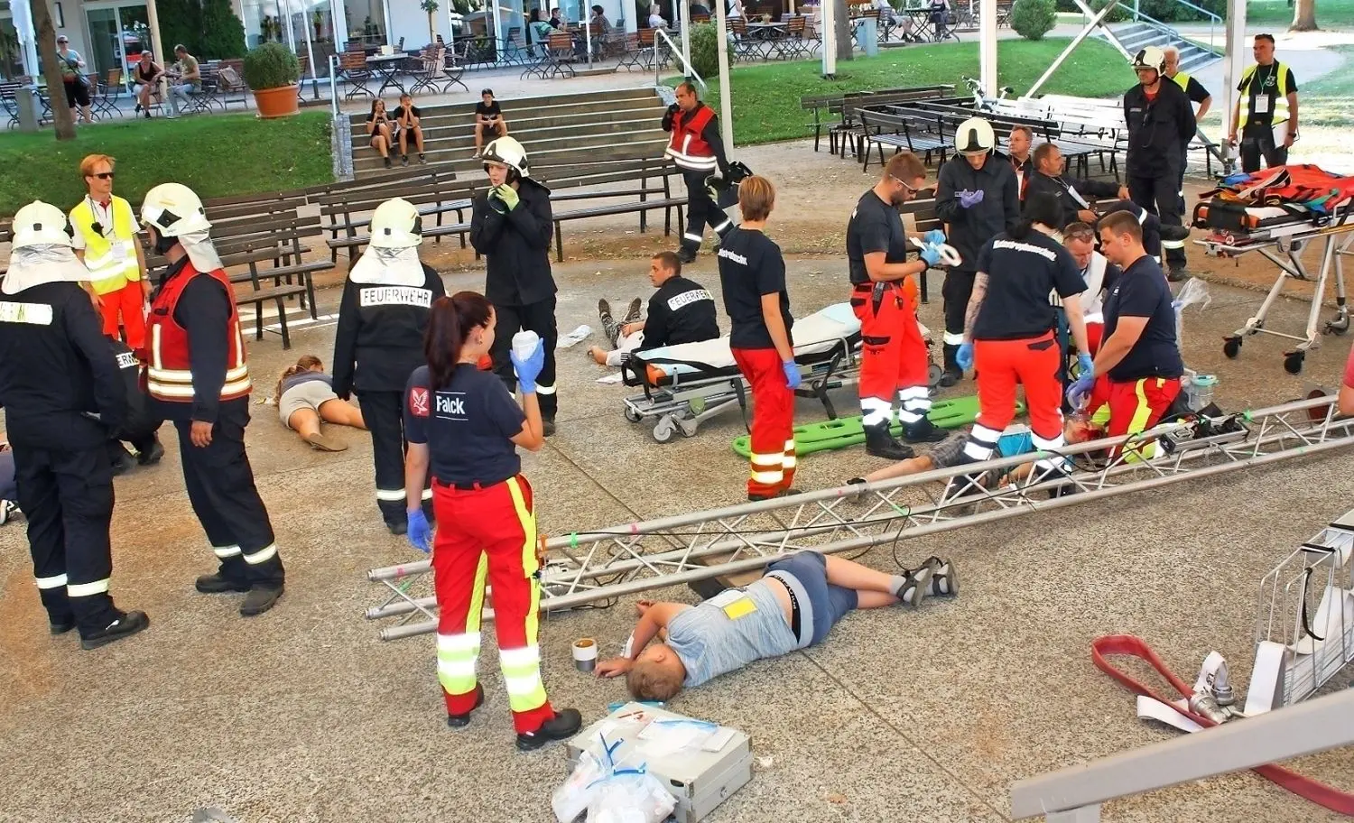 Die eingestürzte Bühnentechnik hat unter anderem zwei Jungen verletzt, die hier von den Helfern versorgt werden.⇥