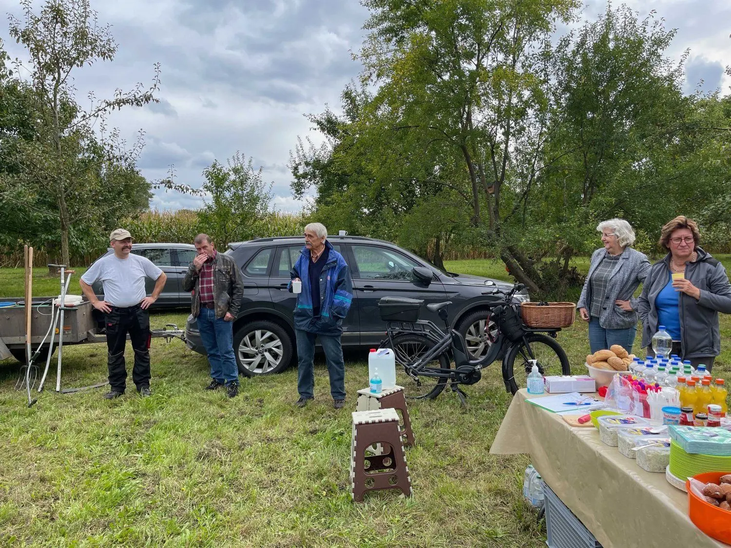 Etwa 20 Helfer waren zum Ernteeinsatz gekommen.
