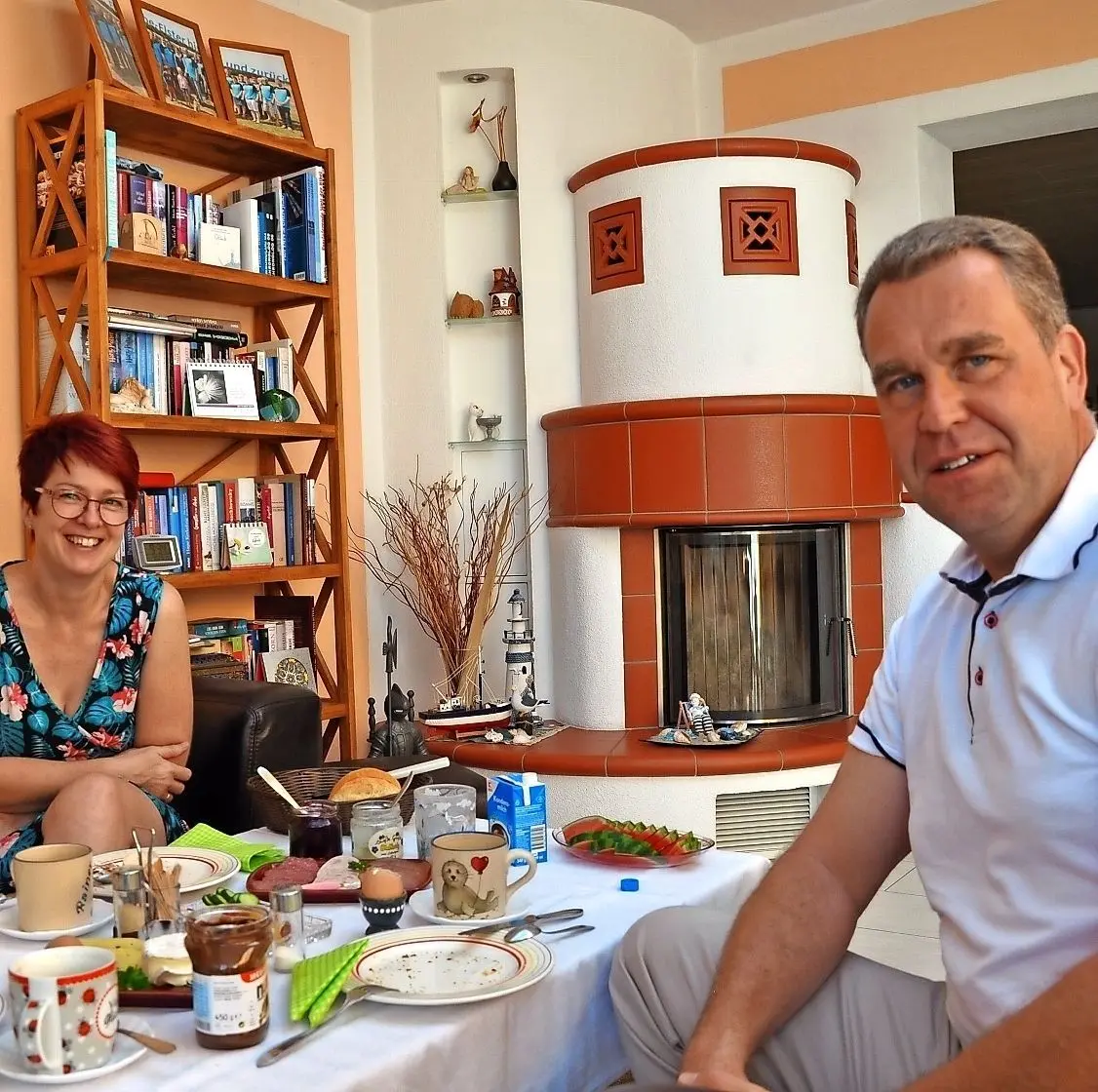 Der CDU-Landtagsabgeordnete Rainer Genilke (51) aus Finsterwalde am Wahlmorgen mit seiner Frau Annegret (52) im heimischen Wohnzimmer beim Frühstück.