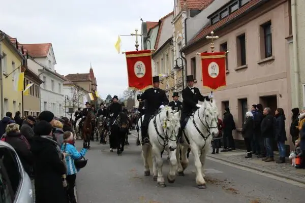 Am 4. April 2021 wollen die Wittichenauer Kreuz- beziehungsweise Osterreiter hoch auf ihren Pferden die Auferstehungsbotschaft in Sorbisch und Deutsch verkünden.