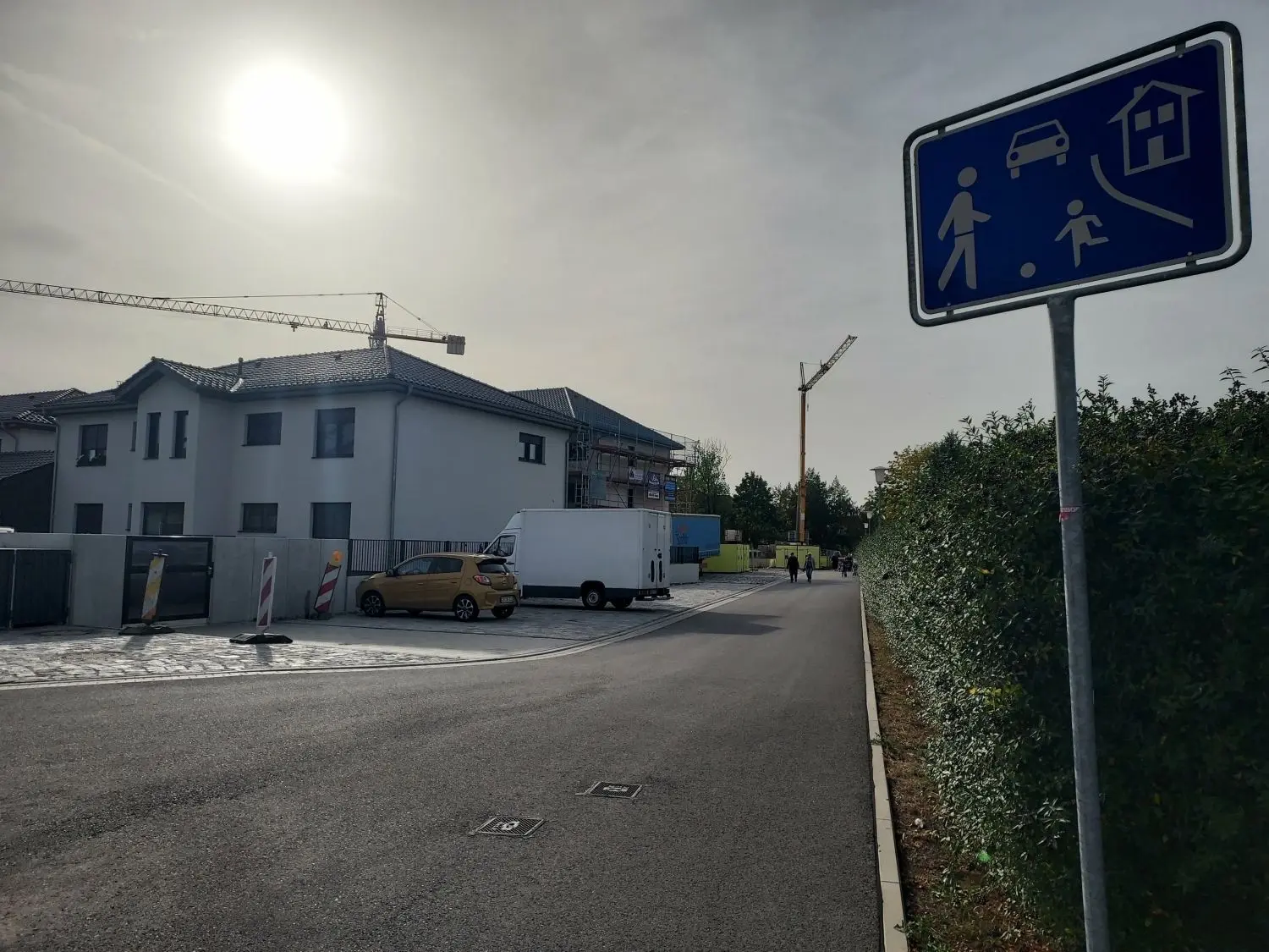 Ein Teil der Straße ist schon fertiggestellt.