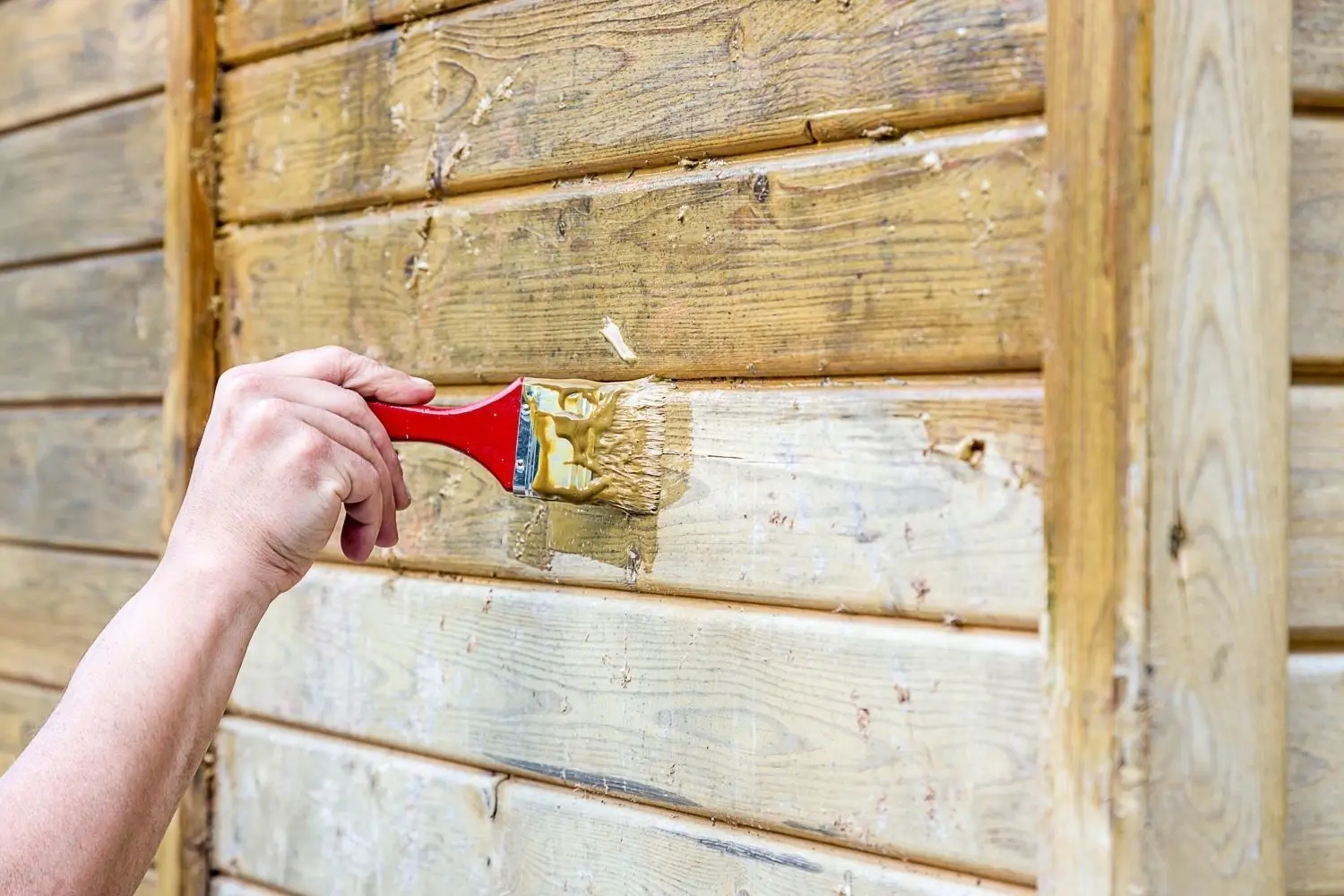 Eine Familie aus Crinitz will ihr Holzhaus streichen und bekommt ein windiges Angebot von einer Firma aus Luckau. (Symbolbild)