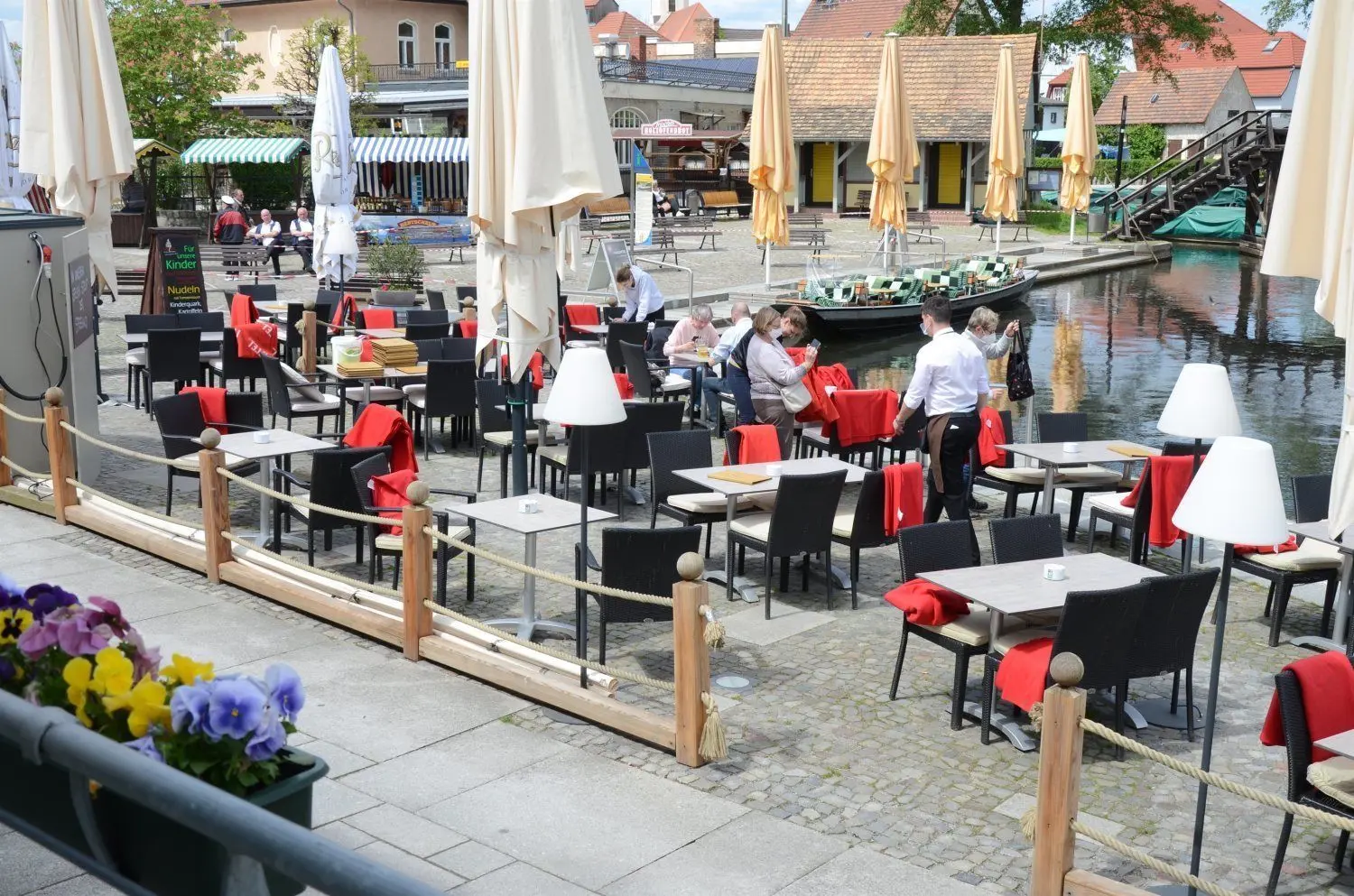 Am Freitag haben sich die ersten Gäste im Außengastro-Bereich des Restaurants „Flaggschiff“ eingefunden.