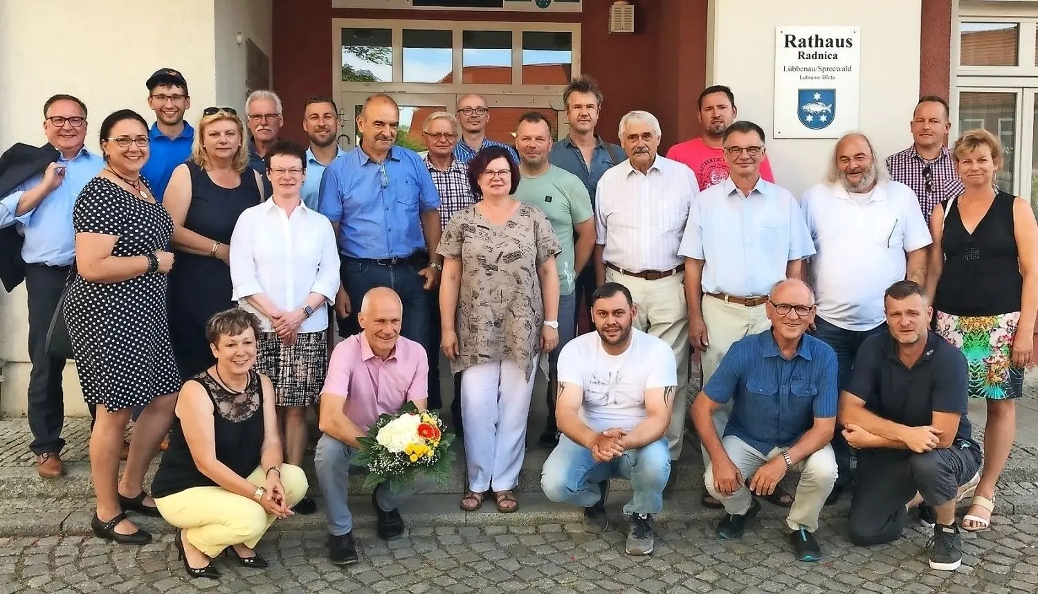 Bürgermeister Helmut Wenzel (parteilos, ganz links) und die neuen Stadtverordneten, v.l.n.r.: Kathrin Schreier, Martin Richter, Christina Balke (jeweils CDU) , Carola Krahl (vorn, SPD), Matthias Nevoigt (Linke), Roswitha Schier (CDU), Sebastian Liedke (Linke), Uwe Pielenz, Rudolf Heine (jeweils SPD), Reinhard Mich (AWG), Michael Hensel (SPD), Antje Pohler (Linke), Jens Teichert (AWG), Thomas Fron (Linke), Marcel Wepprich (AfD), Holger Bartsch (SPD), Christian Filko (AWG), Siegmar Feldheim (SPD), Joachim Liedtke (Grüne/B 90), Frank Hentschel, Marian von Stürmer, Ronny Liersch und Jana Ebert (jeweils AfD). Auf dem Foto fehlen Axel Kopsch (SPD), Marcel Dreger (AfD), Susanne Barz (CDU), Helmut Richter (AWG) und Michael Köhler (FDP).