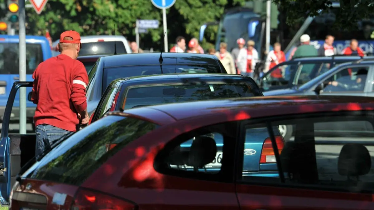An den Heimspieltagen des FC Energie Cottbus wird es auf den Parkplätzen in Sandow rund um das Stadion der Freundschaft eng.
An den Heimspieltagen des FC Energie Cottbus wird es auf den Parkplaetzen in Sandow rings um das Stadion der Freundschaft wie hier im Bereich Lindenplatz/Wehrpromenade/Hainstrasse zur Einmuendung Willy-Brandt-Strasse eng.
Foto: Michael Helbig