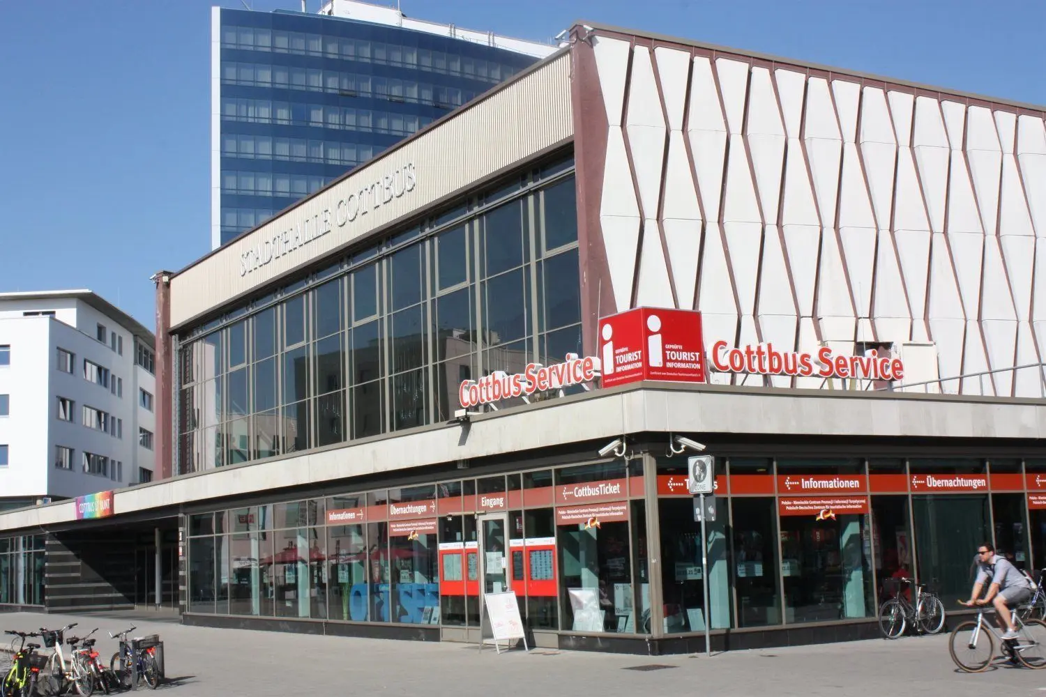 Der Cottbusservice - die Touristinformation der Stadt - ist an der Stadthalle angesiedelt. Die Ticket-Vorverkaufsstelle hat momentan vorrangig mit der Rückabwicklung von Ticketkäufen zu tun, da die Veranstaltungen ausfallen.