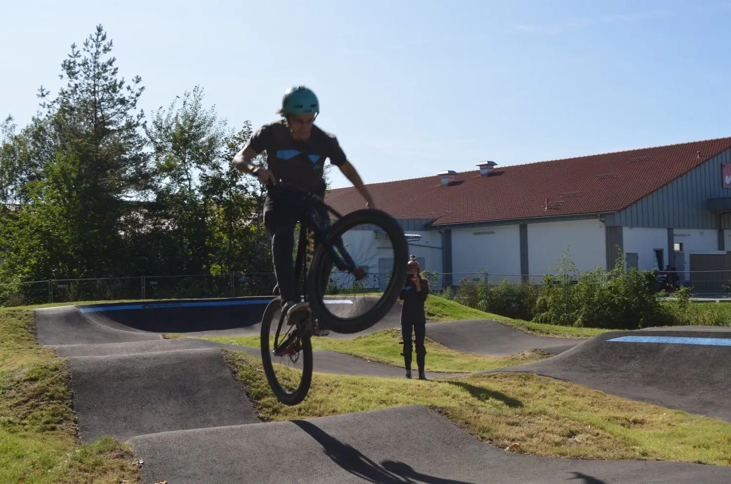 Foto von der Einweihung der Pumptrack-Anlage.