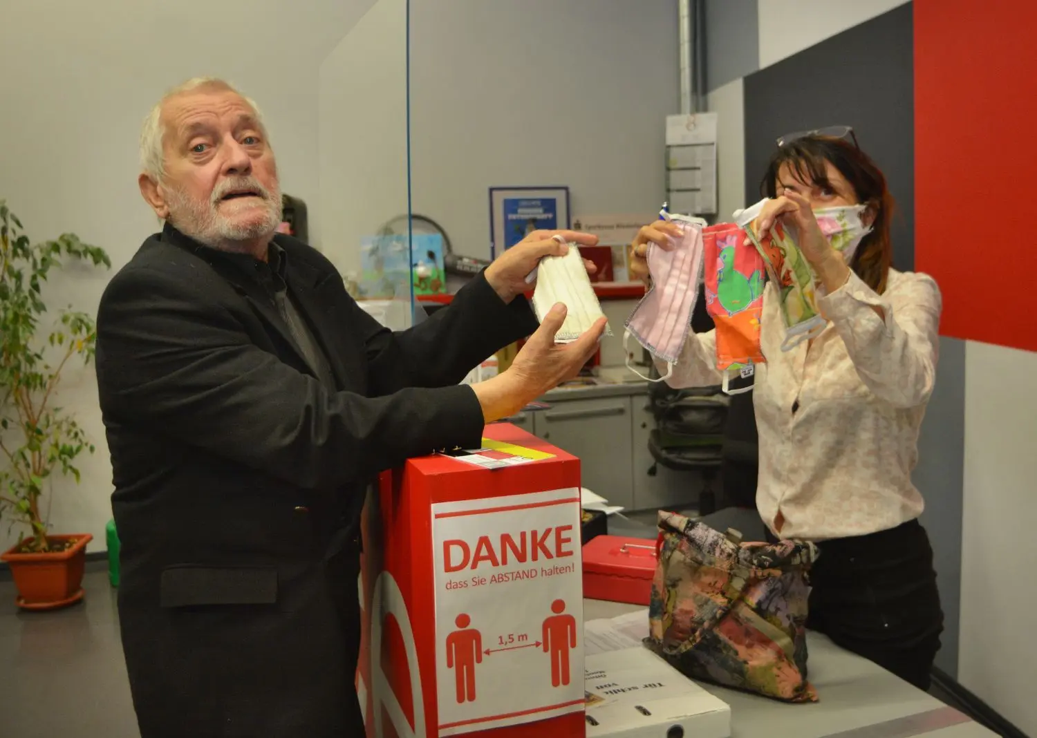 „Welche Maske darf es denn sein“, will Sandy Stoye von Hans Strzelczyk wissen. Aus einem bunten Beutel, am Ticketschalter der Bunten Bühne, werden Theaterbesuchern Atemschutzmasken angeboten, die ihre Masken zuhause vergessen haben.