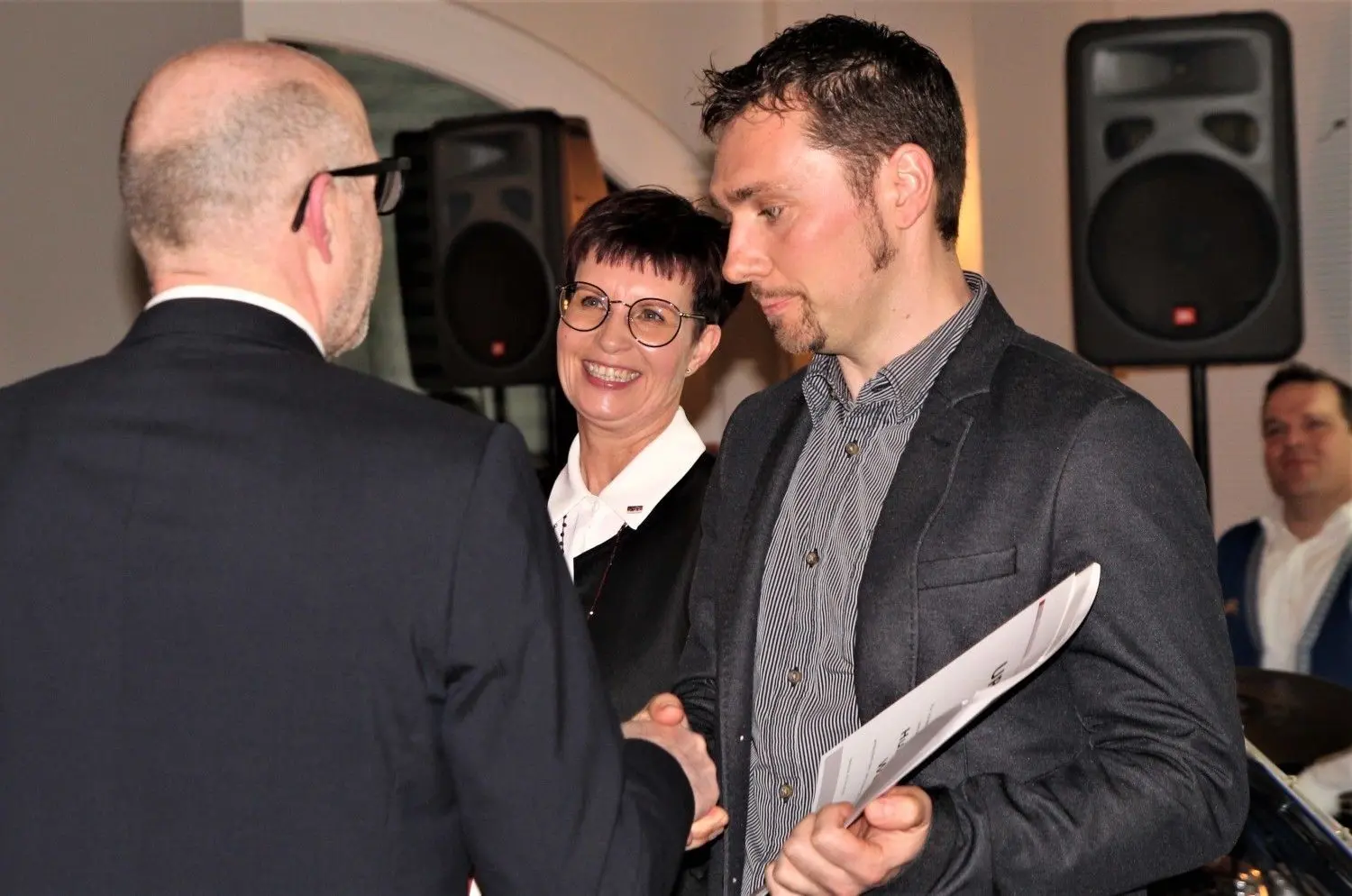 Maik Seiffert (r.) vom Hundesportverein wurde zum Jahresempfang in Welzow geehrt.
