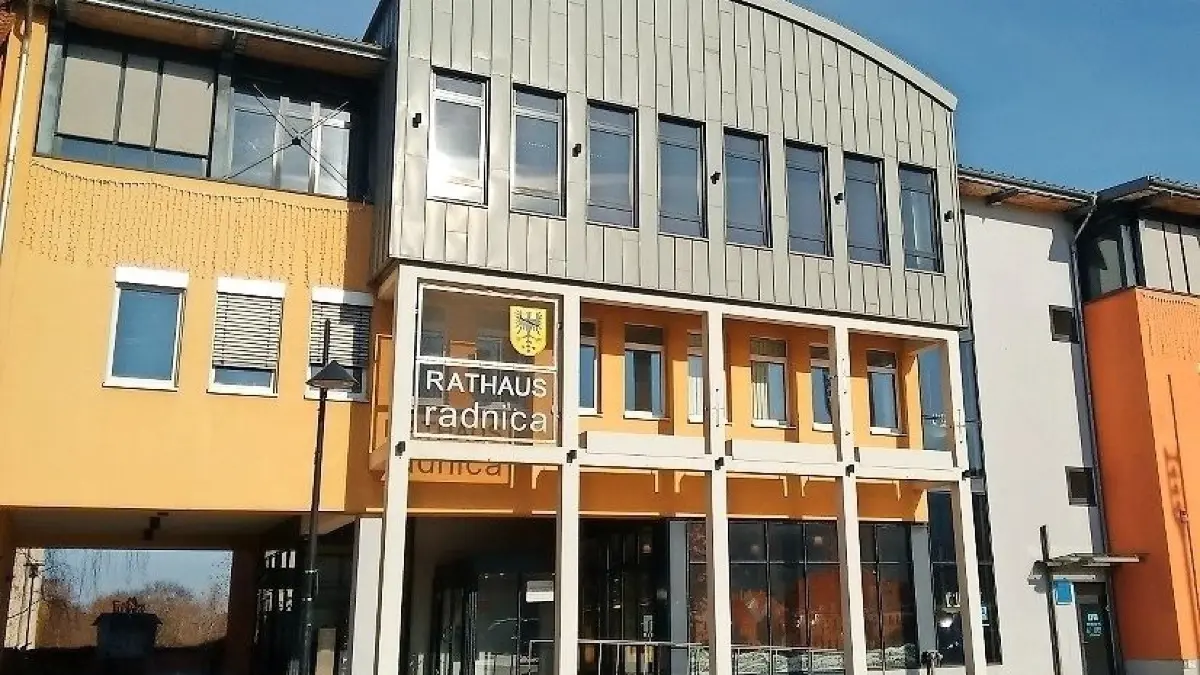 Im Sitzungssaal des Lübbener Rathauses beraten heute ab 17 Uhr die Stadtverordneten. ⇥
Das Lübbener Rathaus im winterlichen Sonnenschein.