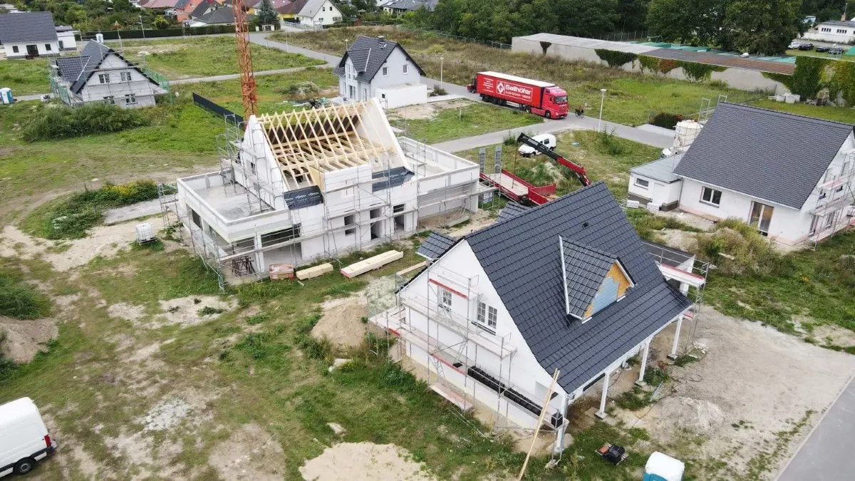 Blick auf die Vogelsiedlung in Cottbus. Die Nachfrage nach Bauland ist ungebrochen hoch. Das wirkt sich auch auf die Preise aus. Durchschnittlich um 15 Prozent sind sie im Vergleich zum Vorjahr in der Stadt gestiegen.
Luftaufnahme vom 20.09.2021
Bauboom in Cottbus
Eigenheimsiedlung im Bau, Vogelsiedlung, Finkenweg (Nähe Ernst-Heilmann-Weg)