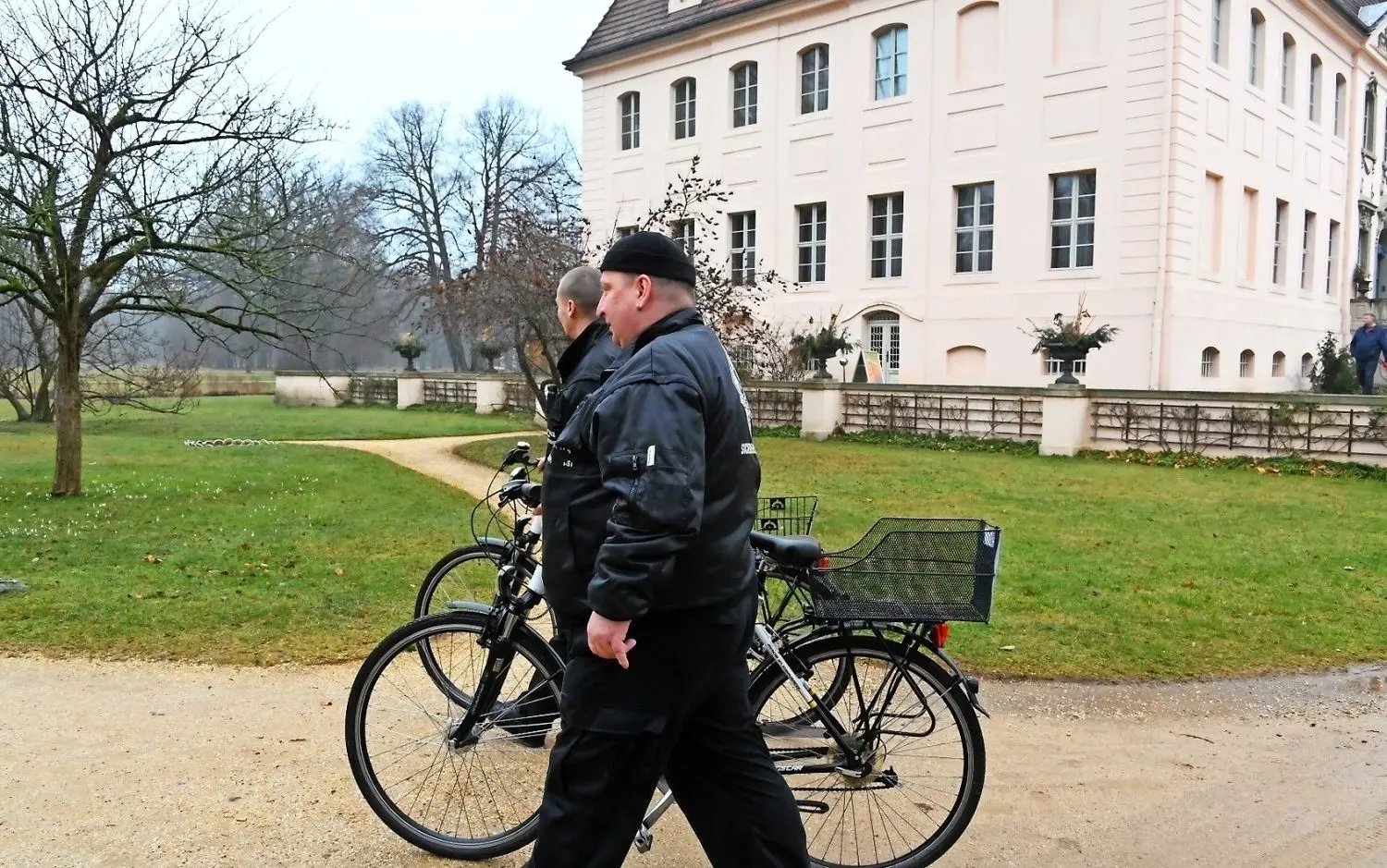 Im Branitzer Park sind seit Freitag Parkstreifen unterwegs. Die Männer sollen für Ordnung und Sicherheit auf dem rund 109 Hektar großen Gelände der Stiftung sorgen. Die Streife wird unregelmäßig und außerhalb der Öffnungszeiten der Stiftung im Einsatz sein.⇥