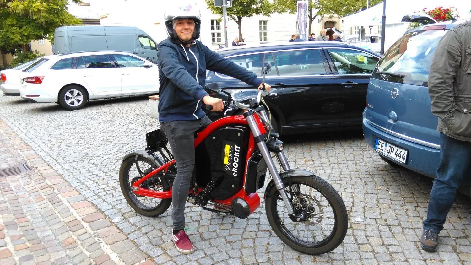 Daniel Schneider hat das Tret-Motorrad wie andere junge Leute ausprobiert und ist begeistert.