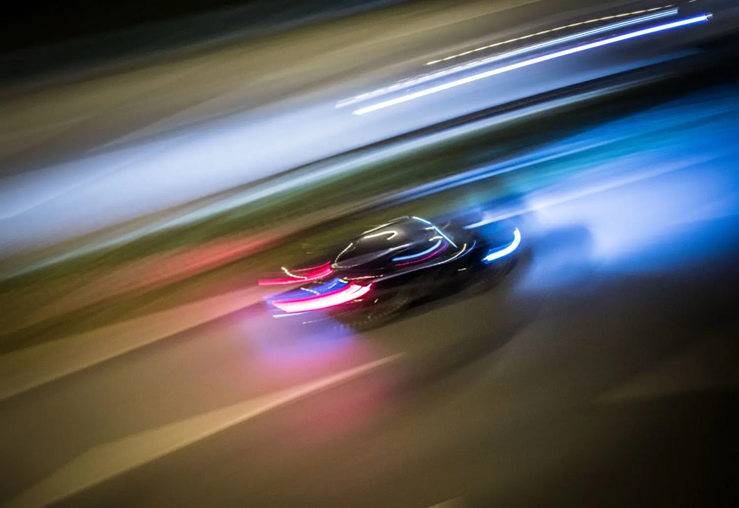 Auf deutschen Autobahnen darf weiter gerast werden.
