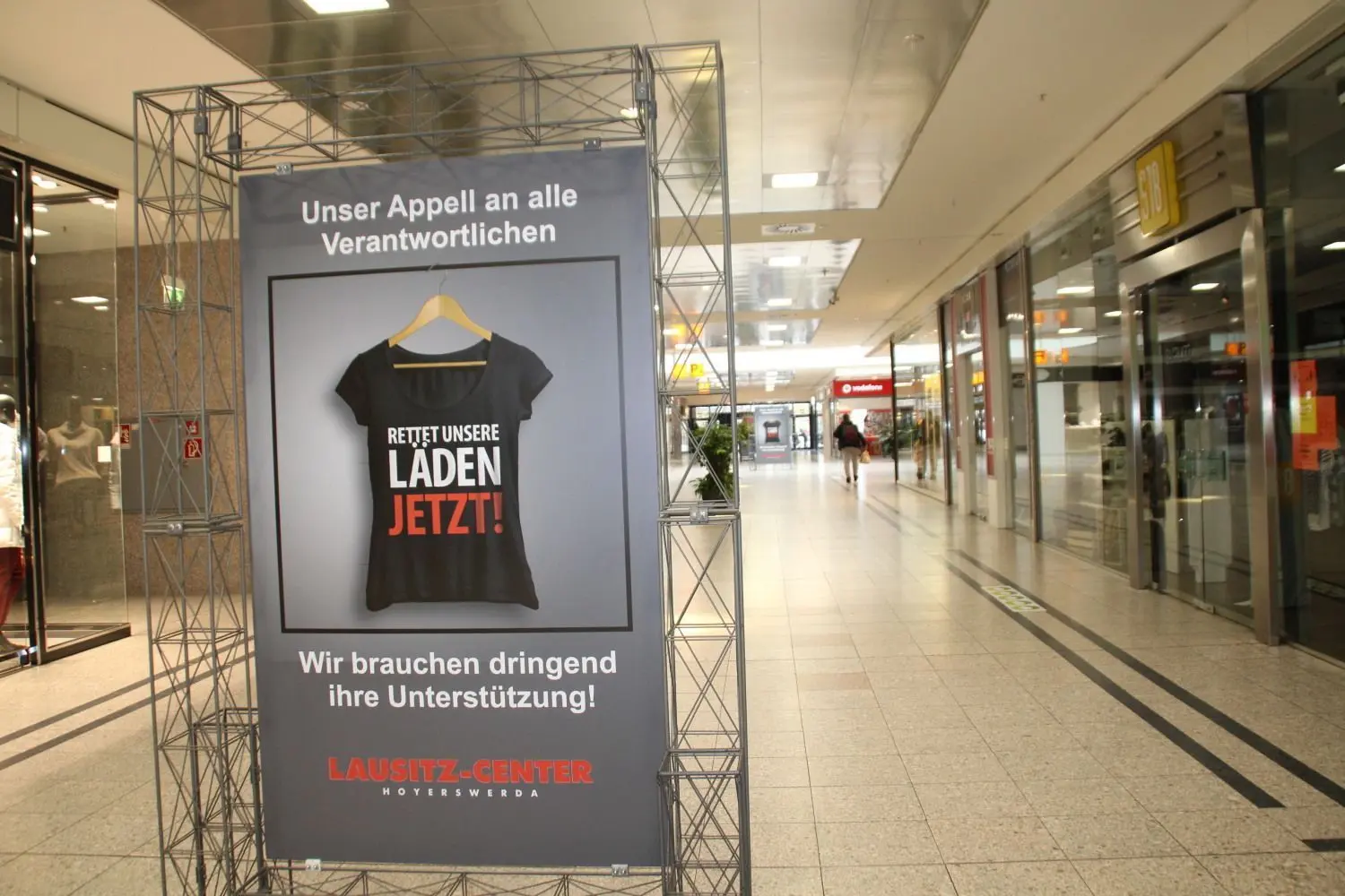 Gähnende Leere herrscht seit Wochen im Lausitz-Center Hoyerswerda. Ein Ende des Lockdowns für den Einzelhandel fordern die Unternehmen jetzt immer deutlicher ein.