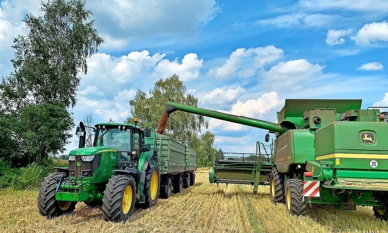 Die Leinernte mit dem Mähdrescher bei der Agrargenossenschaft „Unterspreewald“ ist beendet. ⇥