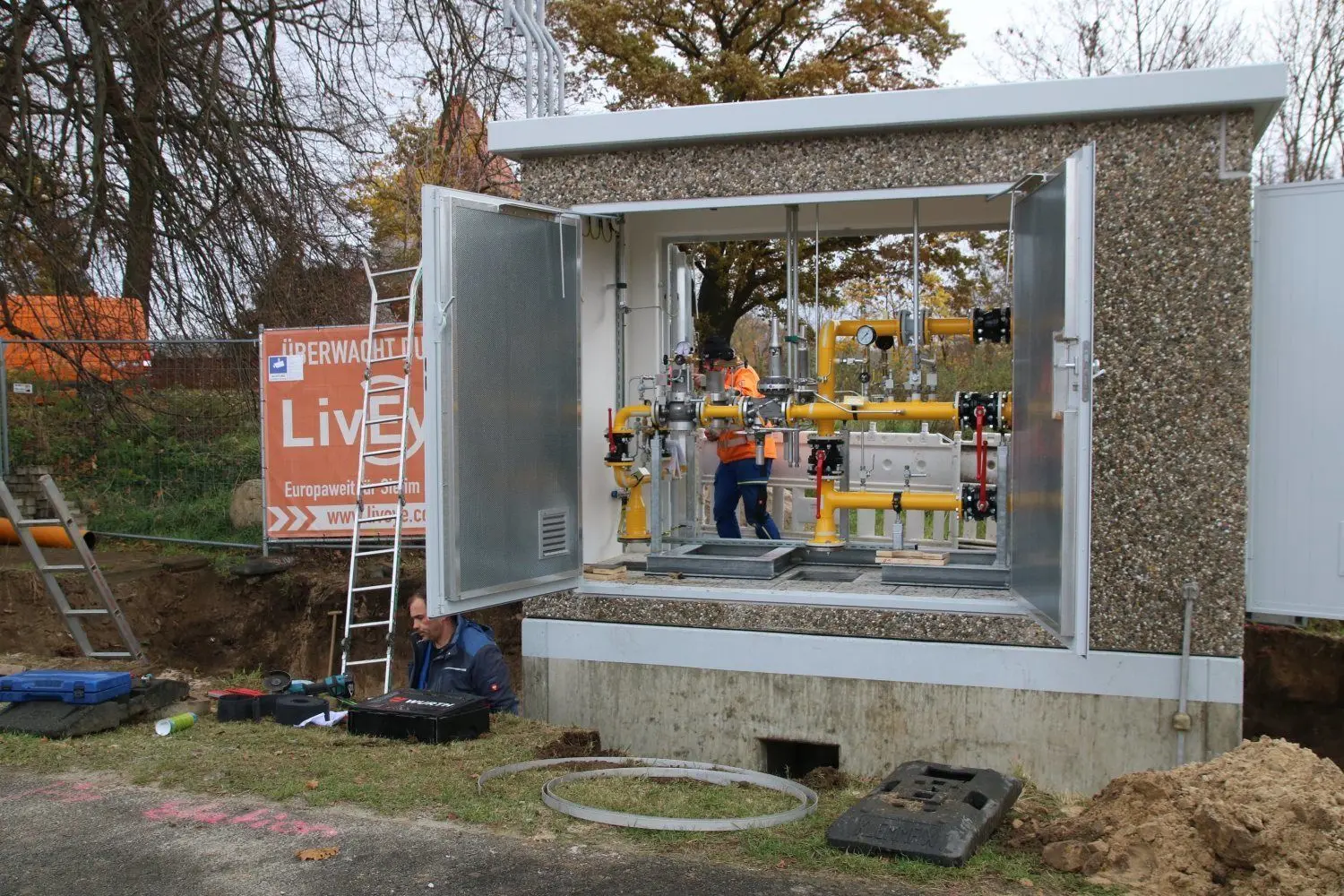 Die neue Ortregelstation in Groß Leuthen wurde nach mehreren Monaten Wartezeit geliefert und kann jetzt von den Mitarbeitern der Süw angeschlossen werden.