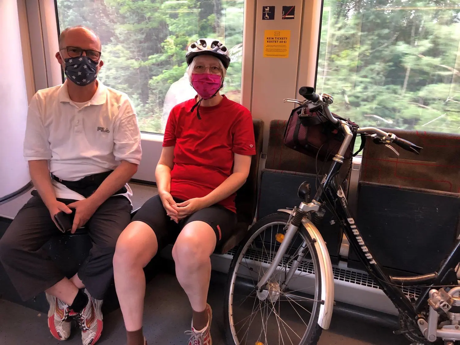 Ekkehard Dieterich und Anja Kostian fahren mit der Seelandbahn von Dresden nach Hosena. Sie wollen mit dem Fahrrad möglichst viele Seen umrunden, bevor sie am Nachmittag die Heimreise antreten.